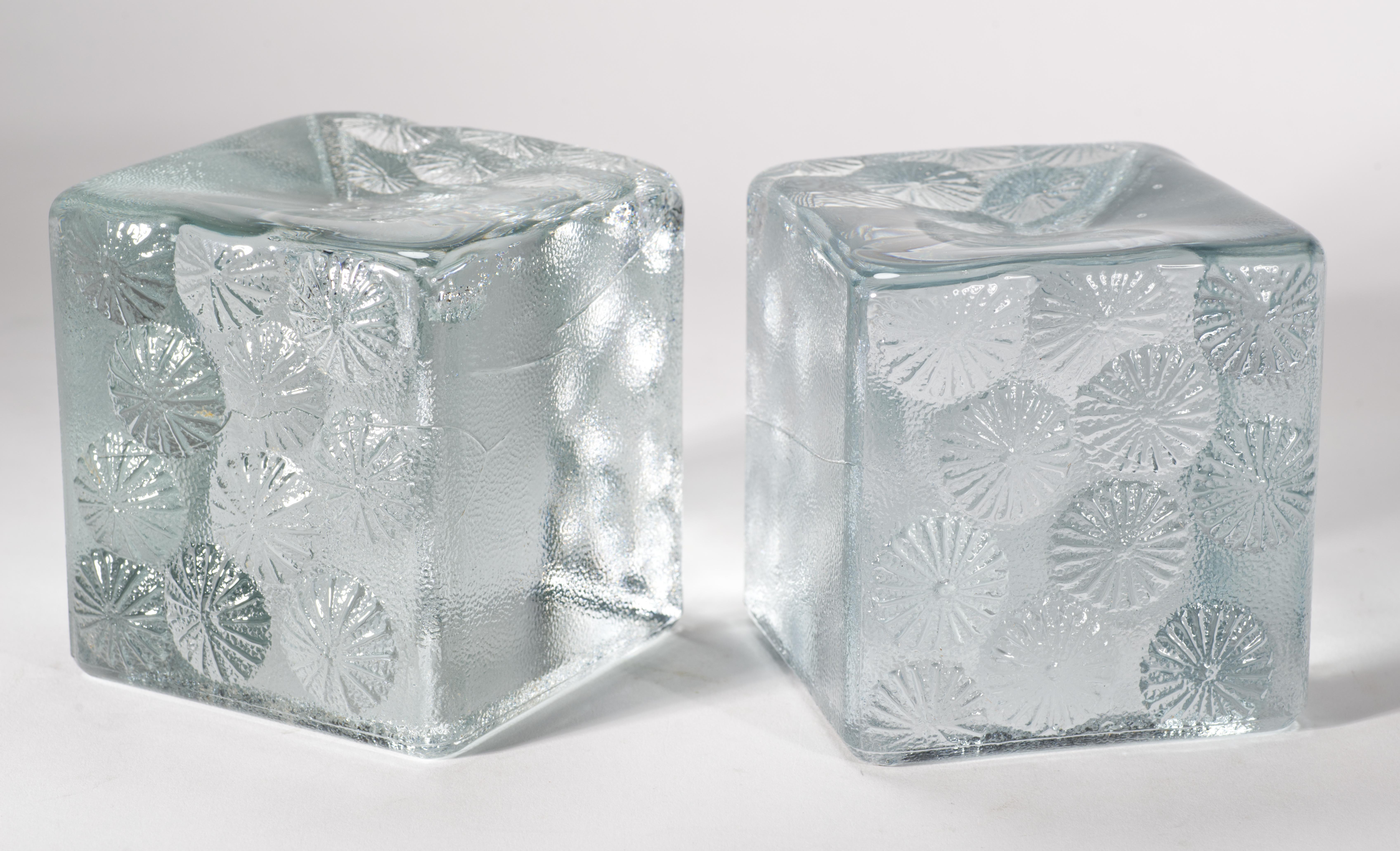 Pareja de sujetalibros vintage en forma de cubo de cristal macizo con superficies laterales texturizadas y diseños abstractos de dólares de arena o estrellas en dos caras opuestas; la cara superior tiene textura brillante contraída y forma