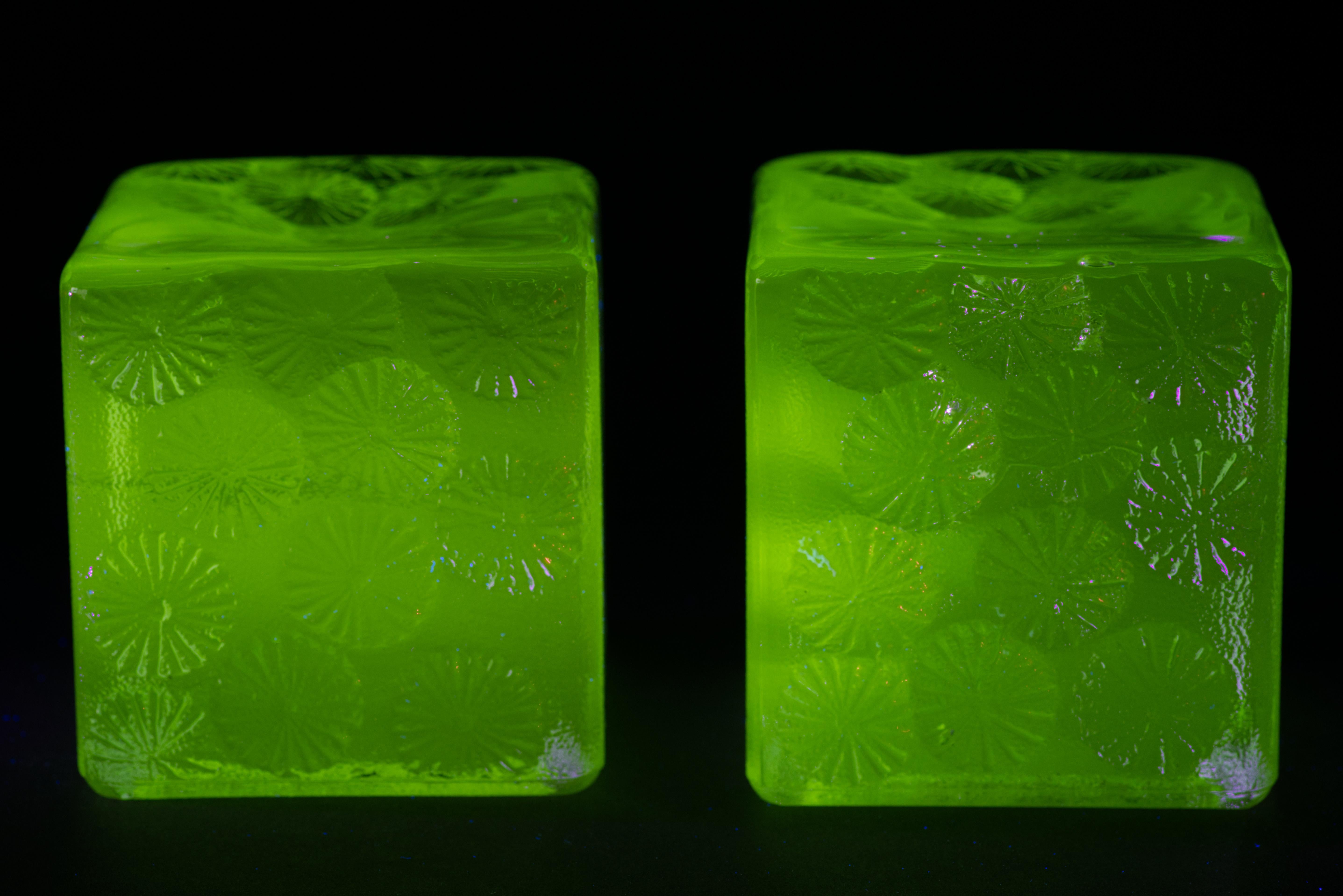 Joel Myers para Blenko Pareja de sujetalibros cúbicos de cristal, 1967 Moderno de mediados de siglo en venta