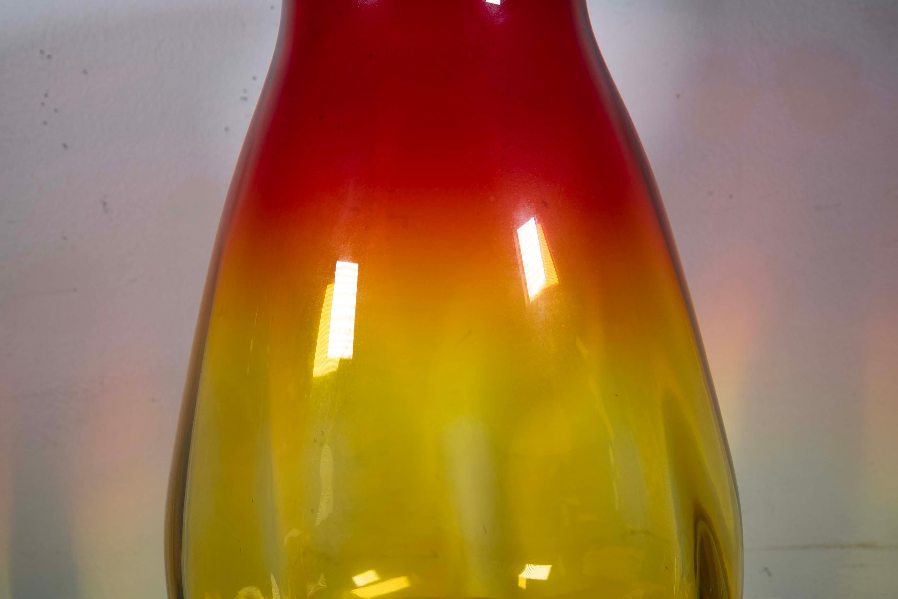 20ième siècle Joel Myers pour Blenko, vase rouge et jaune modèle 7029, moderne du milieu du siècle dernier en vente