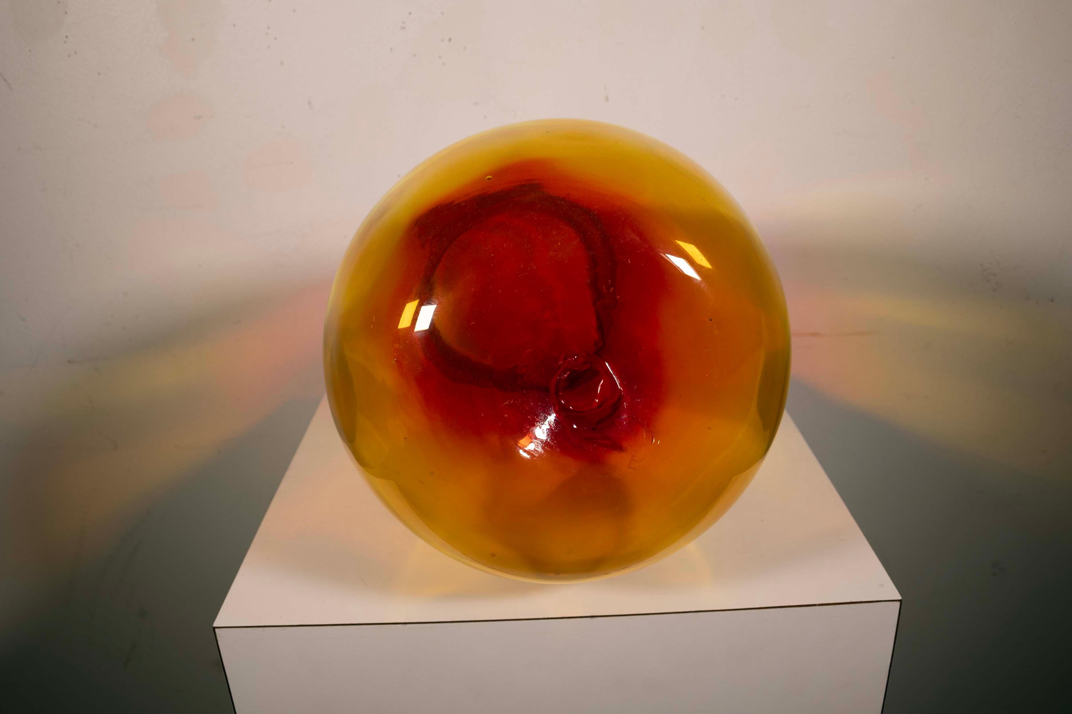 Joel Myers für Blenko Rote und gelbe Vase, Modell 7029, Moderne der Mitte des Jahrhunderts (Glas) im Angebot