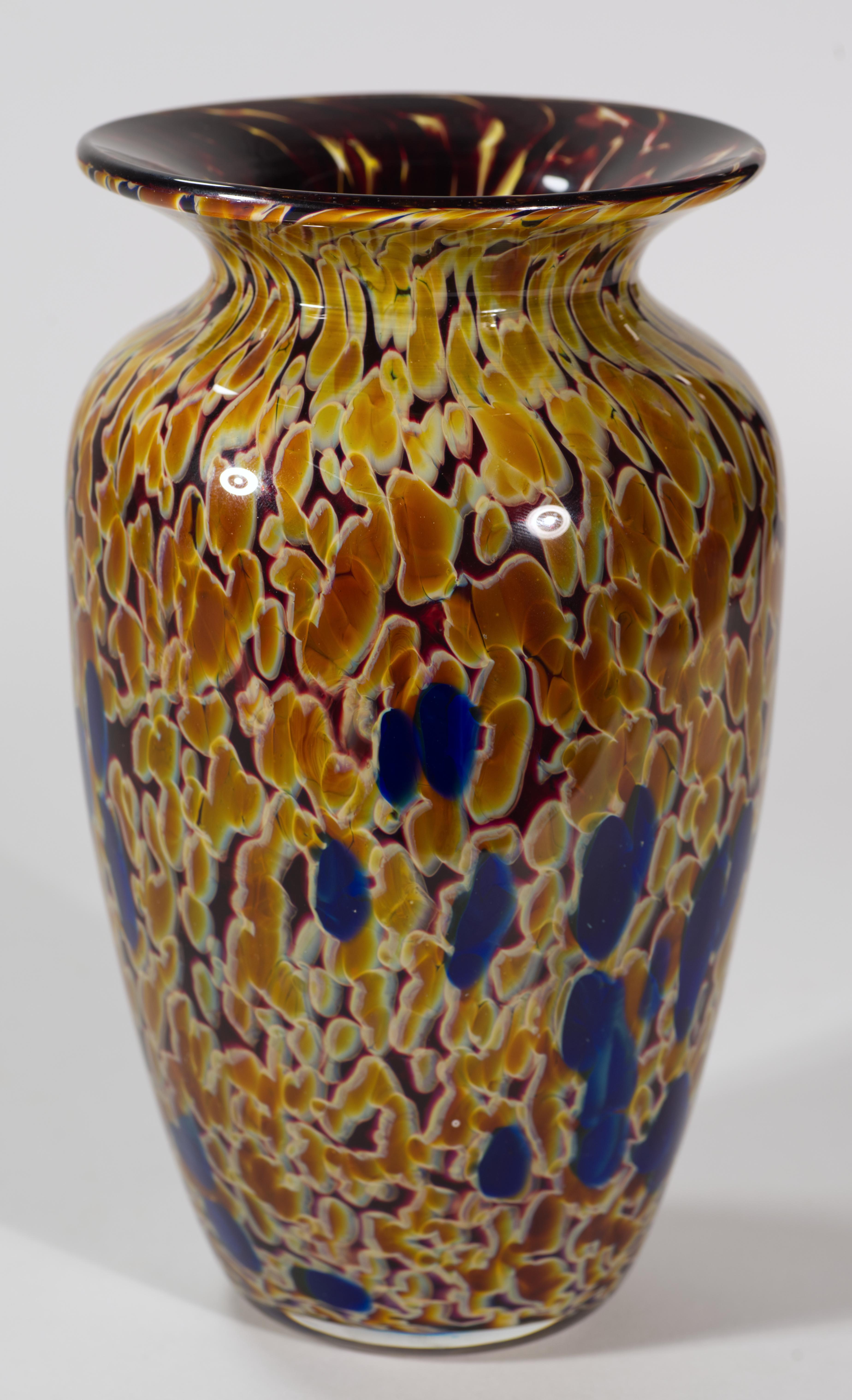  Il vaso in vetro fuso è caratterizzato da un complesso nucleo di vetro colorato multistrato nei colori rosso scuro Bordeau o bordeaux, marrone toffee, crema e blu cobalto intenso, racchiuso in vetro trasparente con la tecnica del sommerso. La