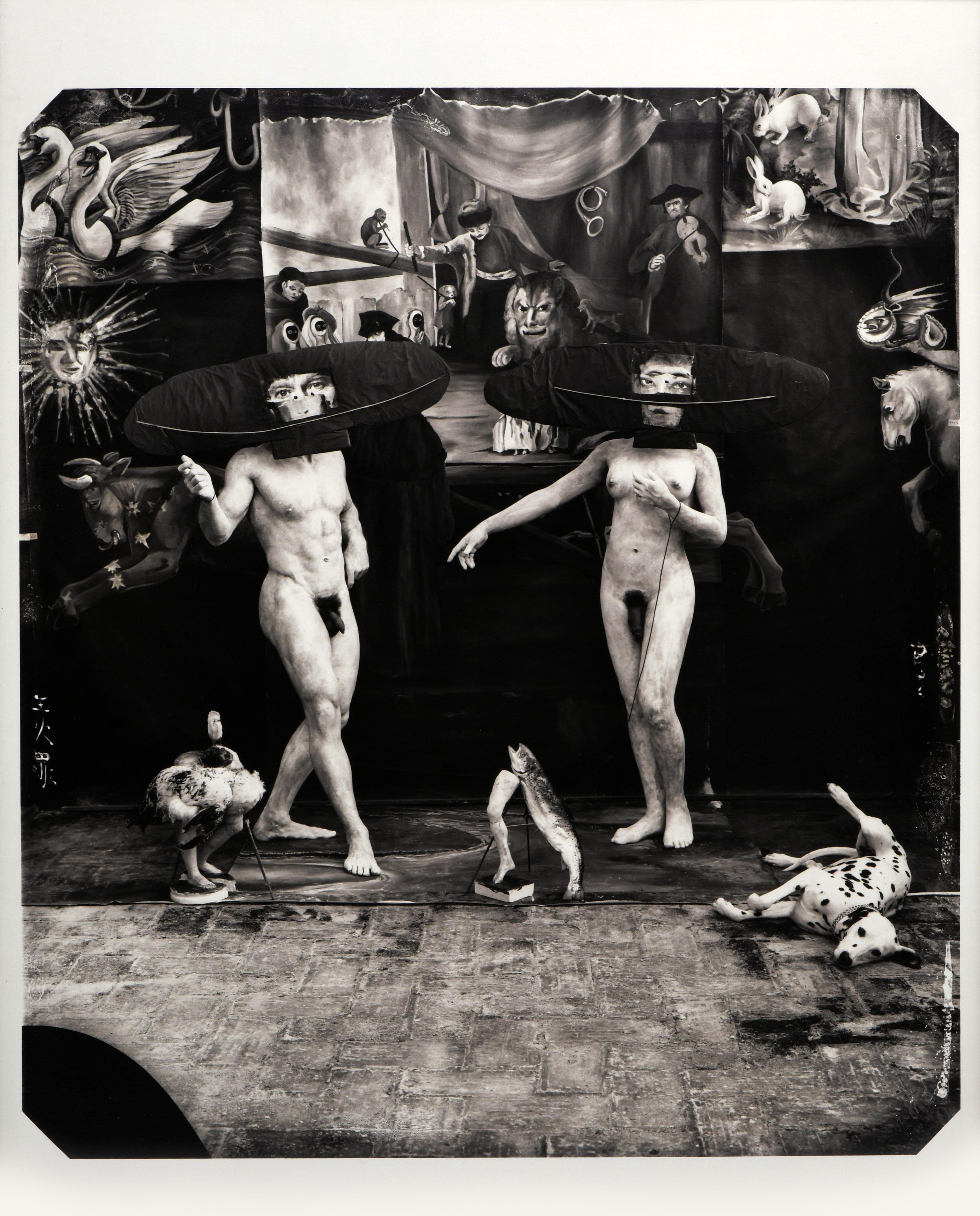 S/W-Fotografie von Joel-Peter Witkin (geb. 1939).  Titel: Die Eier meiner Amnesie, Rom, 1996.  Der Druck ist auf der Rückseite signiert und mit AP gekennzeichnet.  Der Rahmen ist im Lieferumfang enthalten.  Das Werk wurde ursprünglich von der