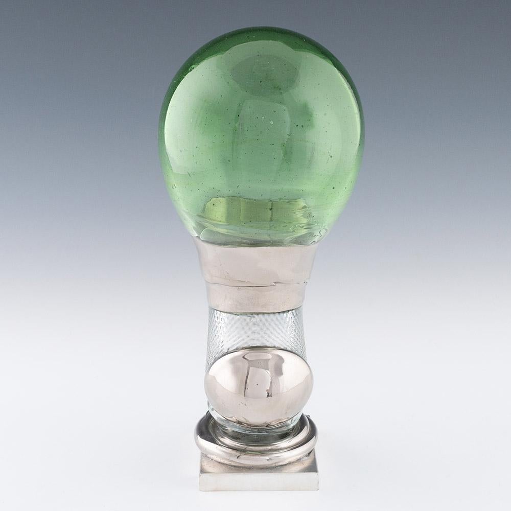 Intitulé : Joel Philip Myers untitled glass sculpture by
Date : 1977
Origine : USA
Caractéristiques du bol : Globe en verre vert avove une section argentée avec base moulée (avec protubérance argentée), base en métal blanc.
Taille :31cm de hauteur,