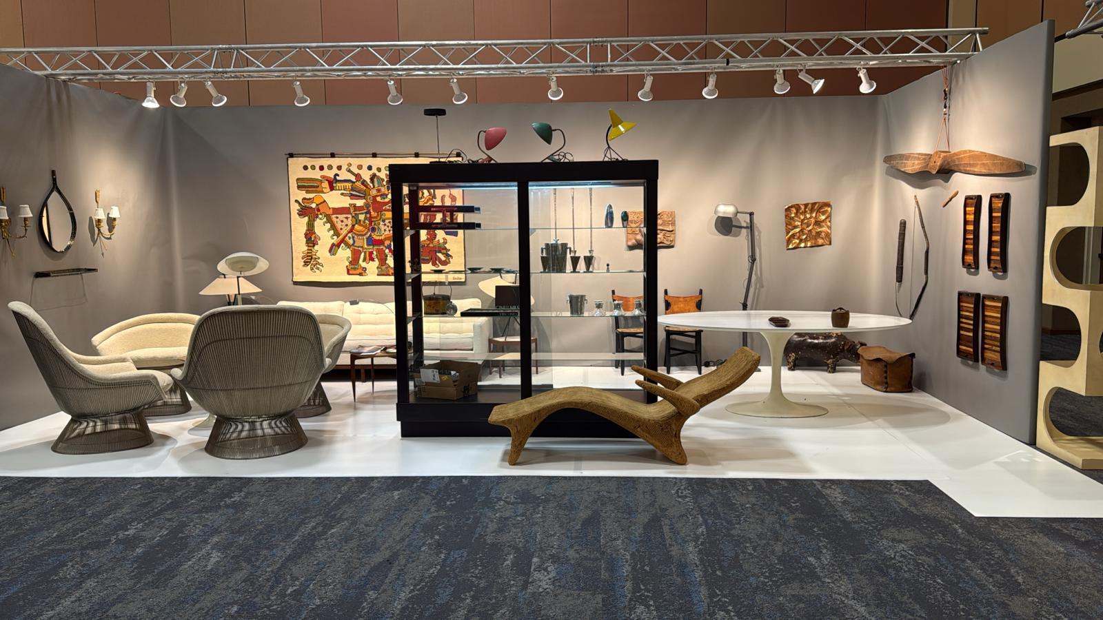 AMBIANIC presents
Late 20th Century Contoured Cardboard MCM Chaise Lounge (Longue) Chair
attribution Joel Stern New City Productions Los Angeles
Inspiration Frank Gehry Studio Los Angeles
No label.
70L x 24D x 18W across seat and backrest 27 inches