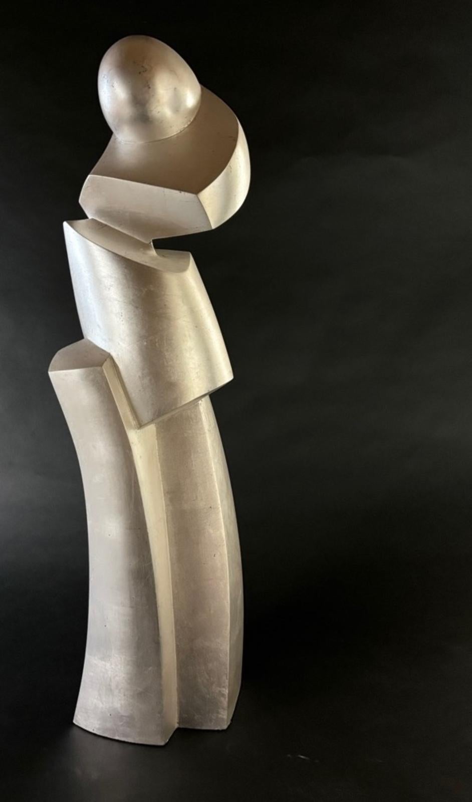 Support : Tilleul, feuille d'argent

En tant qu'artiste, je m'efforce de créer des sculptures élégantes qui capturent la véritable essence du sujet. La forme, la ligne et la surface sont utilisées comme langage visuel. La figure est abstraite en une