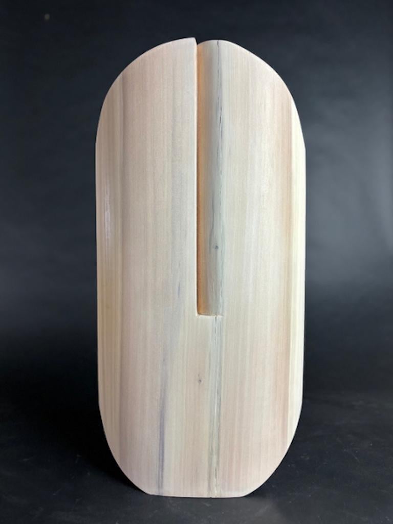 Medium: Weiß gewaschenes Holz

Als Künstlerin strebe ich danach, elegante Skulpturen zu schaffen, die die wahre Essenz des Themas einfangen. Form, Linie und Oberfläche werden als visuelle Sprache verwendet. Die Figur ist zu einer minimalistischen