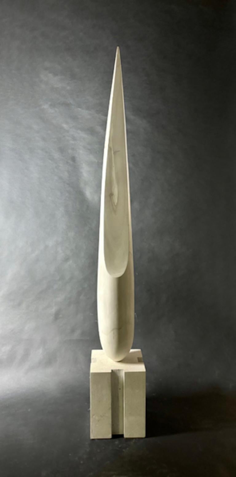 Médium : Cerisier blanchi, béton blanc

En tant qu'artiste, je m'efforce de créer des sculptures élégantes qui capturent la véritable essence du sujet. La forme, la ligne et la surface sont utilisées comme langage visuel. La figure est abstraite en