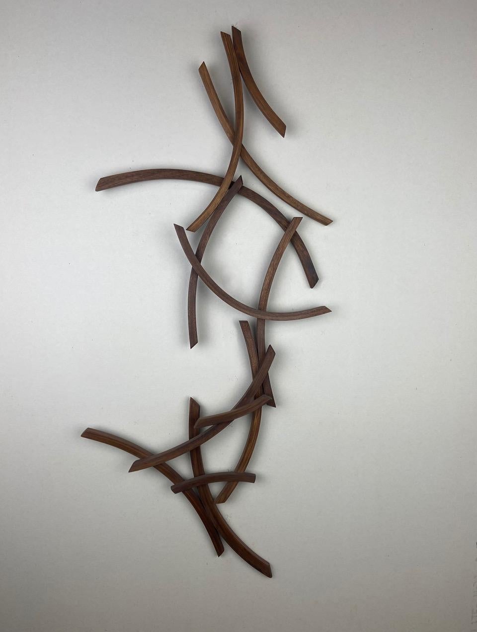 Medium: Nussbaum

Als Künstlerin strebe ich danach, elegante Skulpturen zu schaffen, die die wahre Essenz des Themas einfangen. Form, Linie und Oberfläche werden als visuelle Sprache verwendet. Die Figur ist zu einer minimalistischen Form