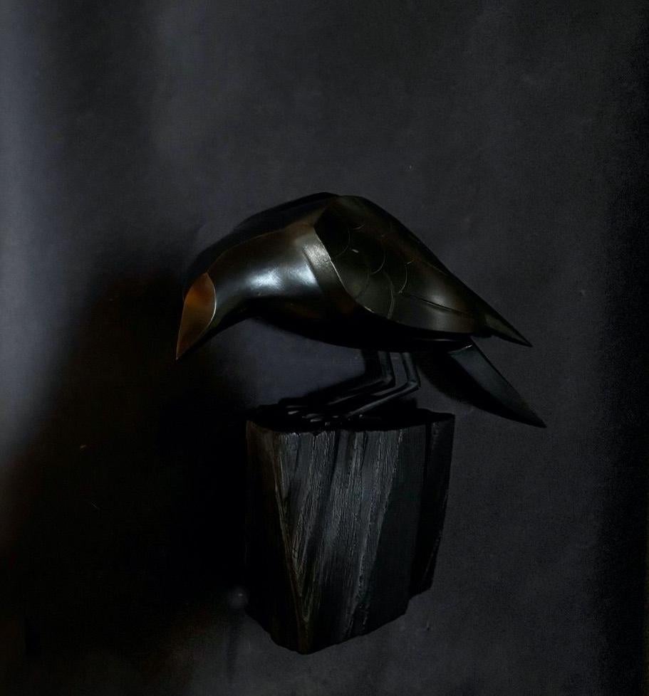 Joel Urruty - Corvo appeso al muro, scultura 2025