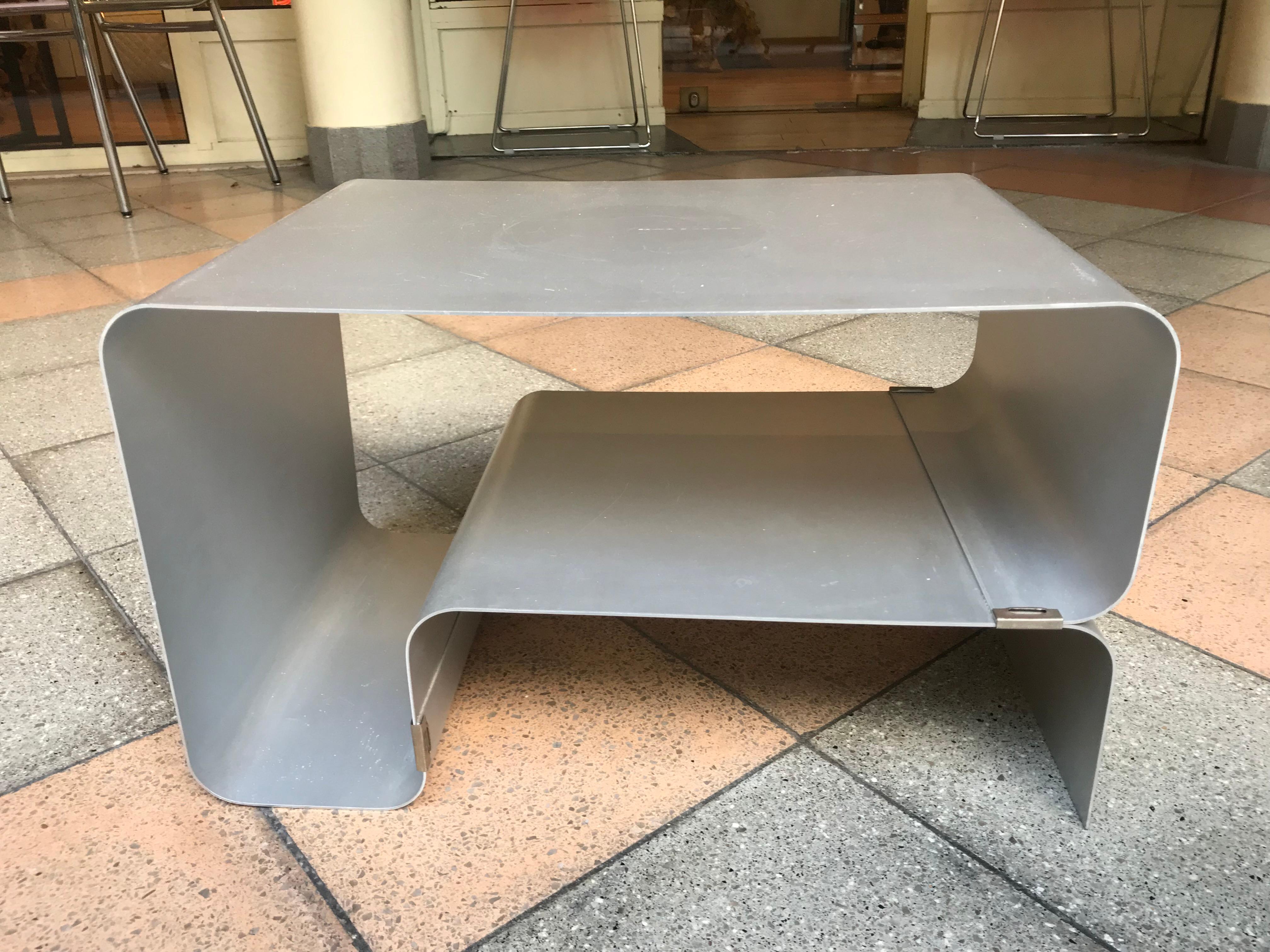 Joelle Ferlande
Coffee table
In stainless steel sheet folded and ringed, with two superimposed trays.
Kappa edition,
circa 1970.
High. 33 cm, length 53 cm, Prof. 36 cm
590 euros.