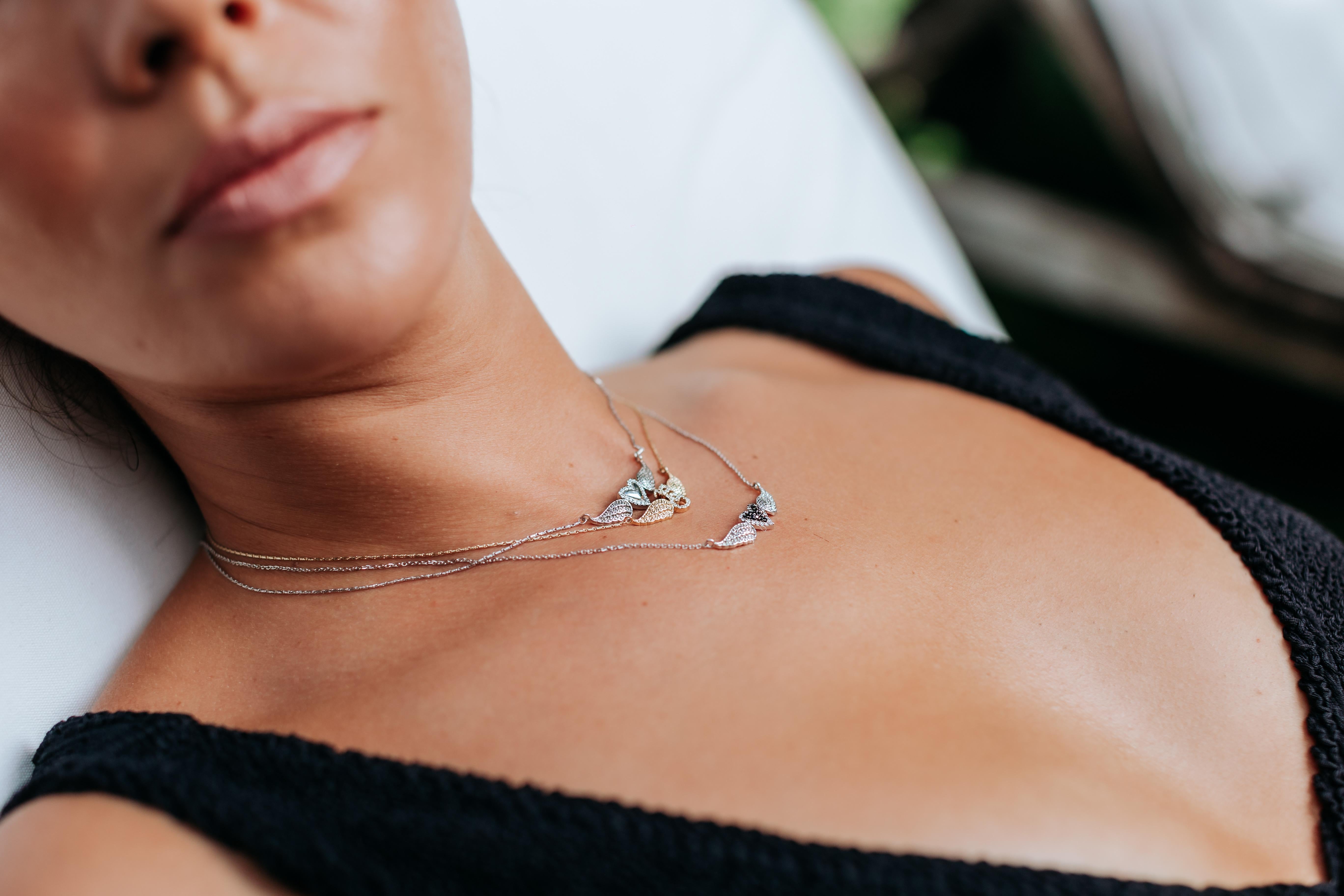 Contemporaneo Collana con ciondolo Joelle Heart - Oro bianco 14K con diamanti neri in vendita