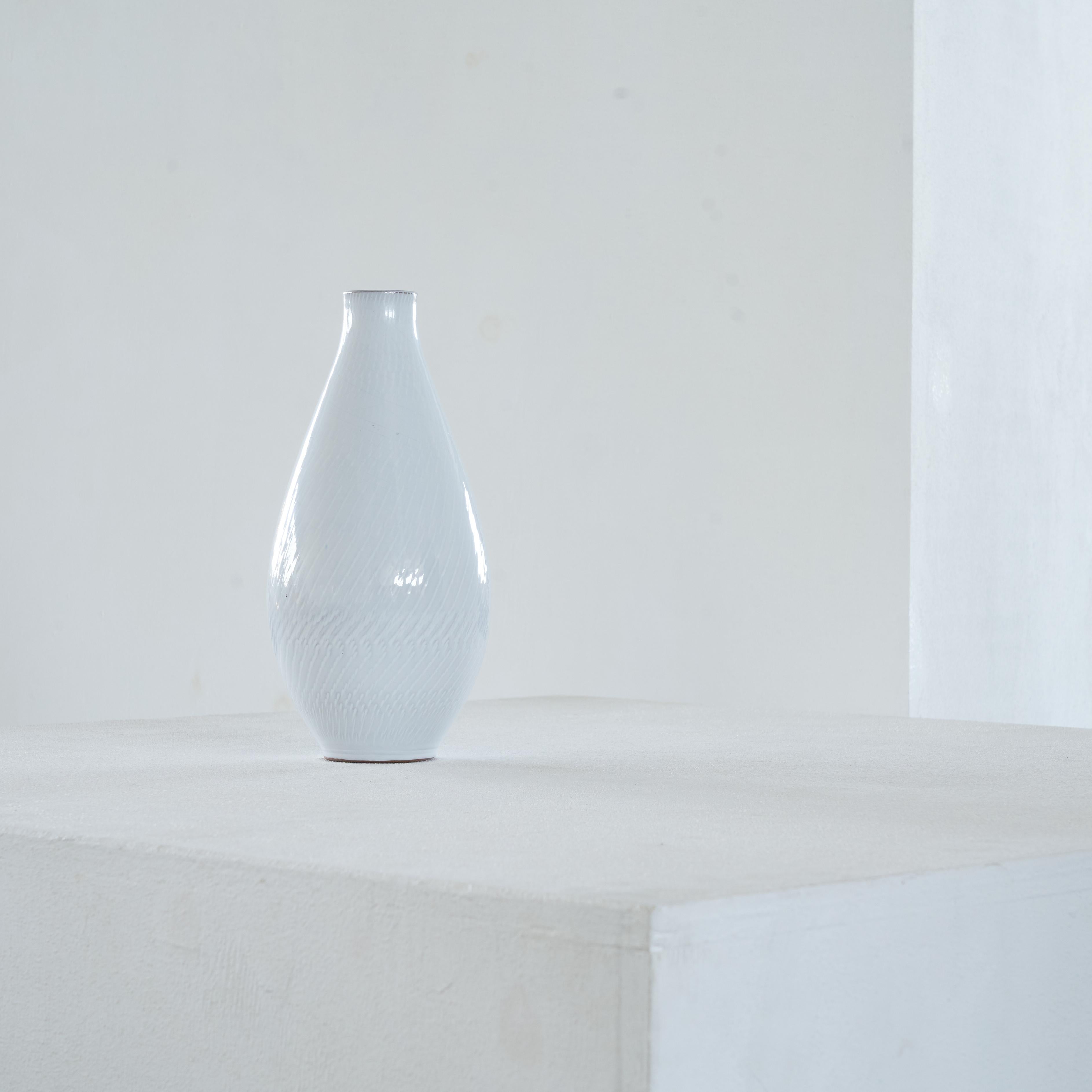 Vase élancé en poterie Studio du milieu du siècle de Joep Felder à décor blanc 