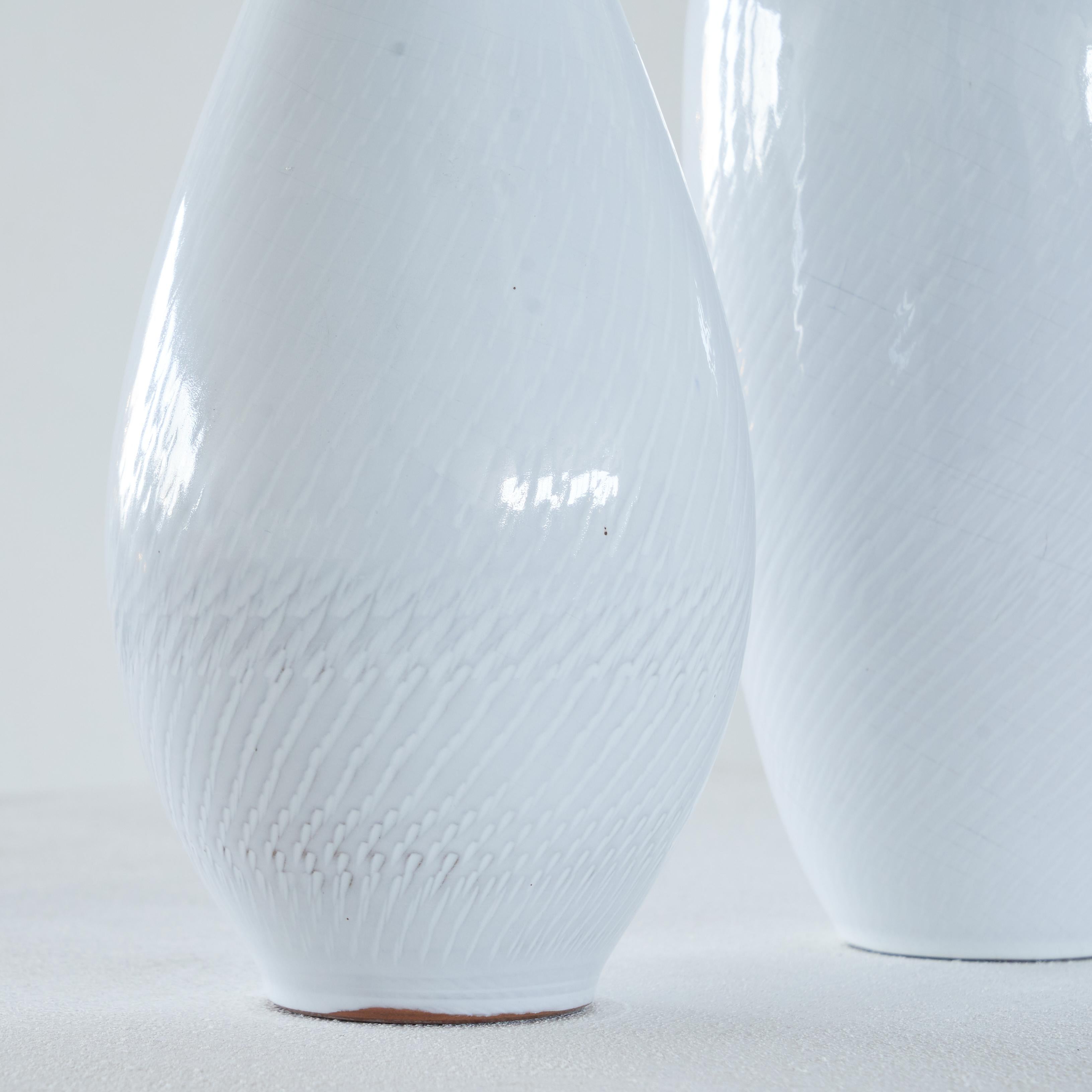Mid-Century Modern Joep Felder - Vase élancé en poterie de studio mi-siècle avec décor « ondulé » des années 1950 en vente
