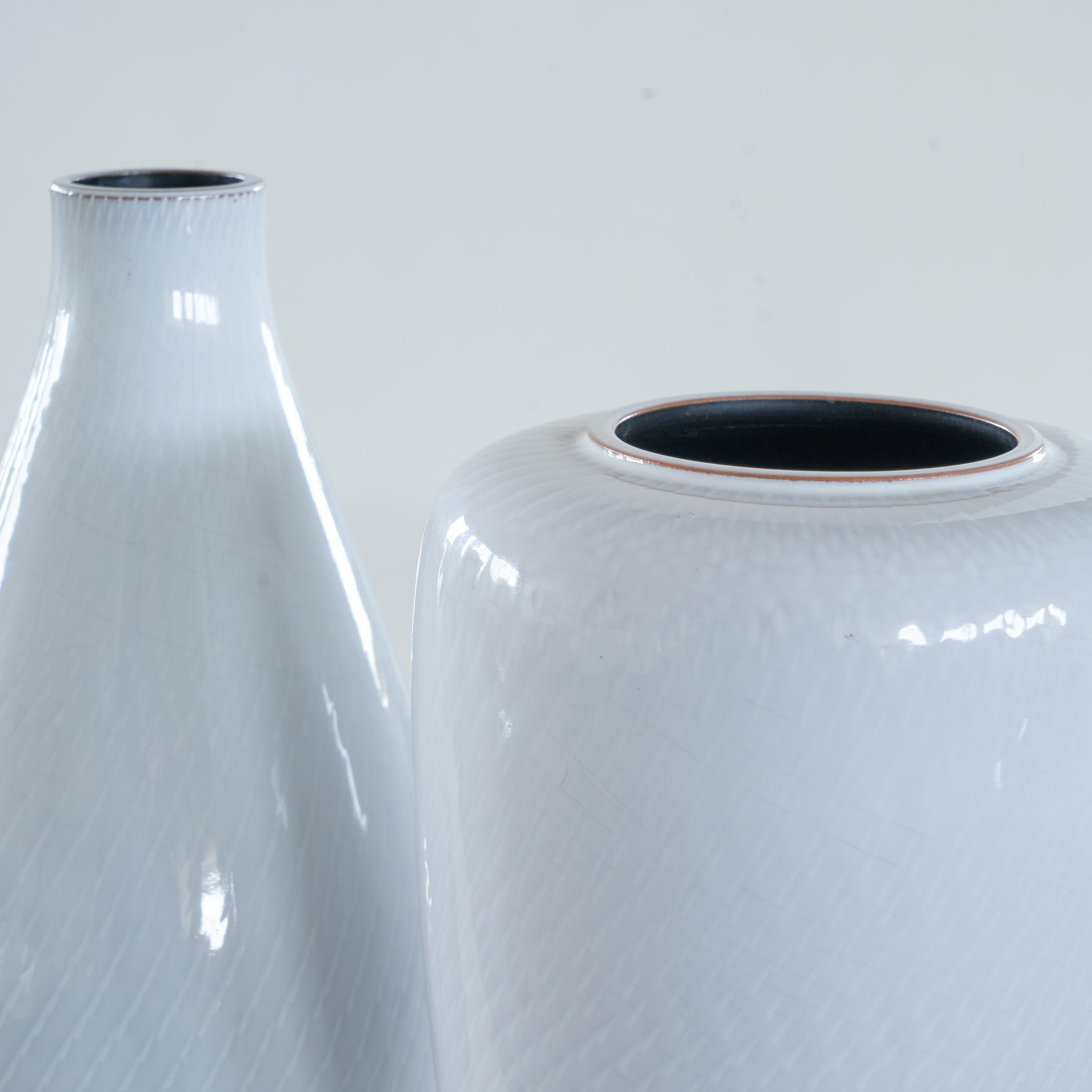 Néerlandais Joep Felder - Vase élancé en poterie de studio mi-siècle avec décor « ondulé » des années 1950 en vente