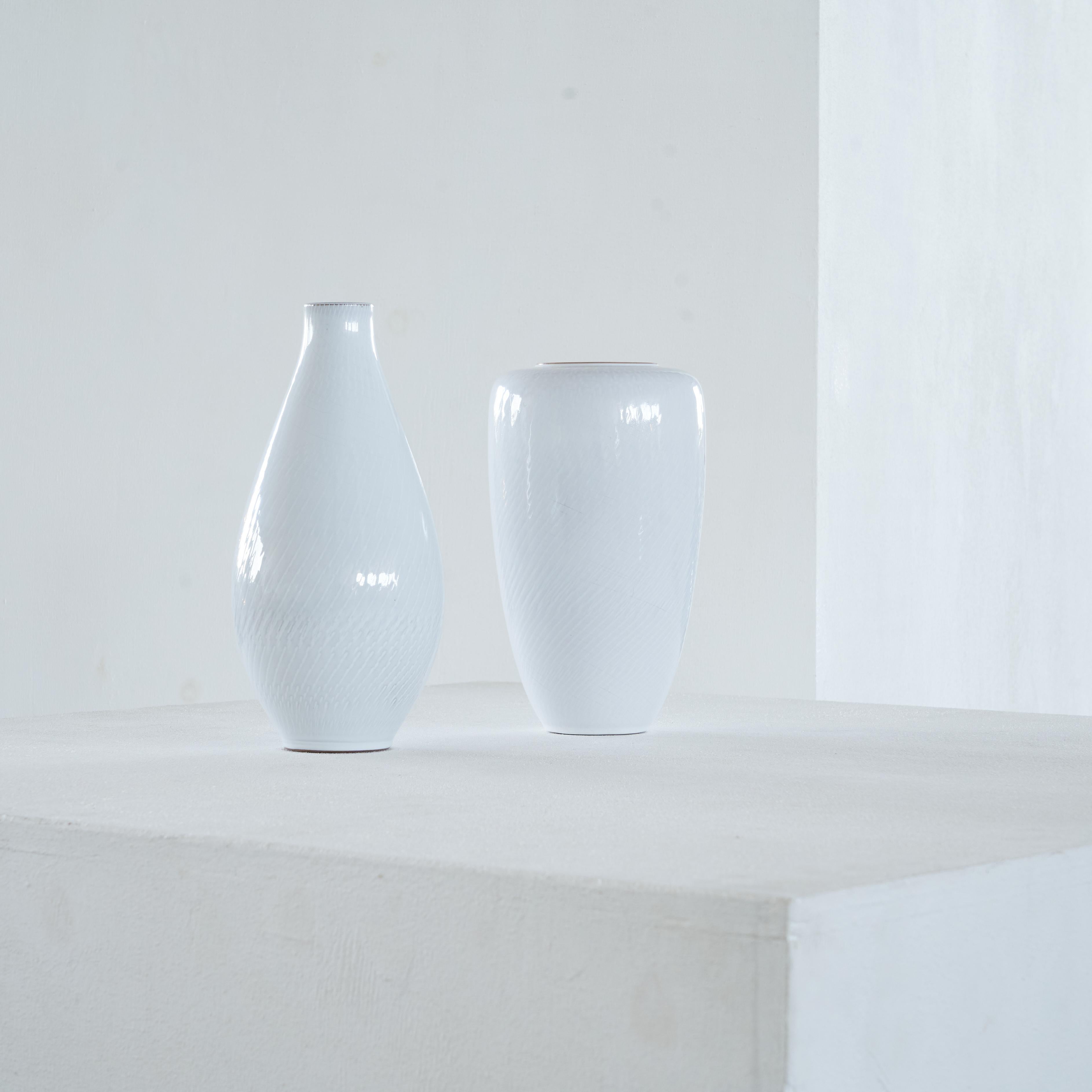 Vernissé Joep Felder - Vase élancé en poterie de studio mi-siècle avec décor « ondulé » des années 1950 en vente