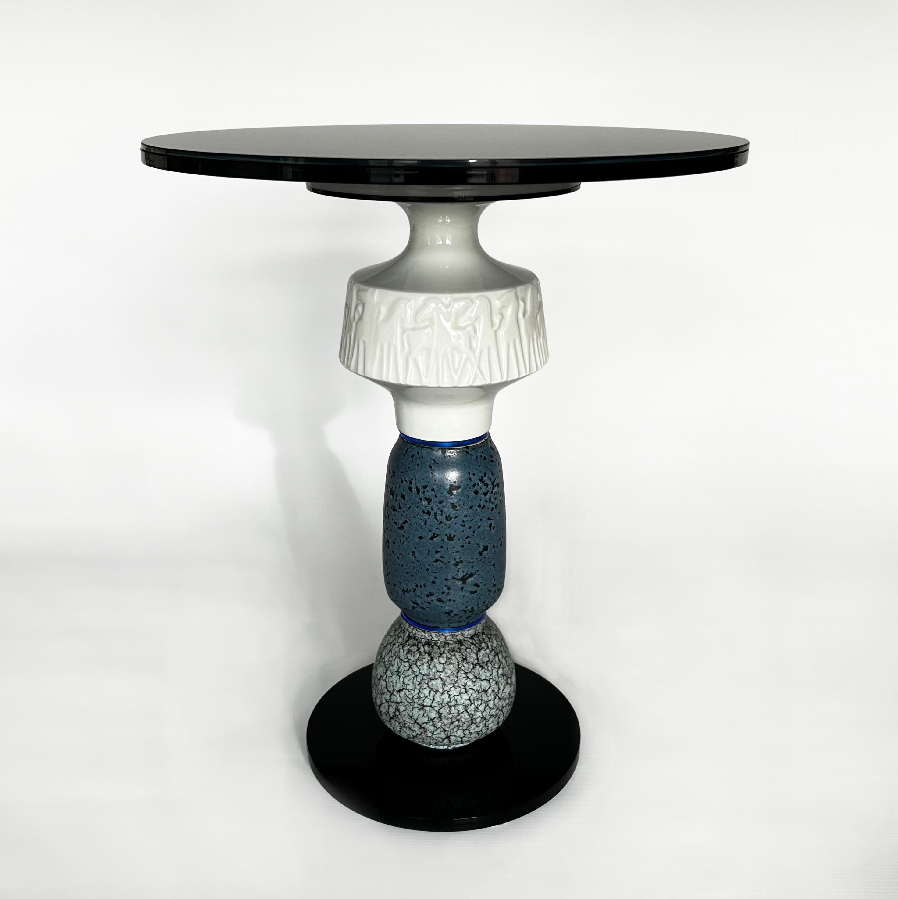 Der Designer und Artis Andreas Berlin hat eine Kollektion von außergewöhnlichen Beistelltischen entworfen. Diese Tische sind Skulpturen und nützliche Upcycling-Tische der Spitzenklasse. Die in Antiquitätenläden gefundenen Vasen erhalten als Teil