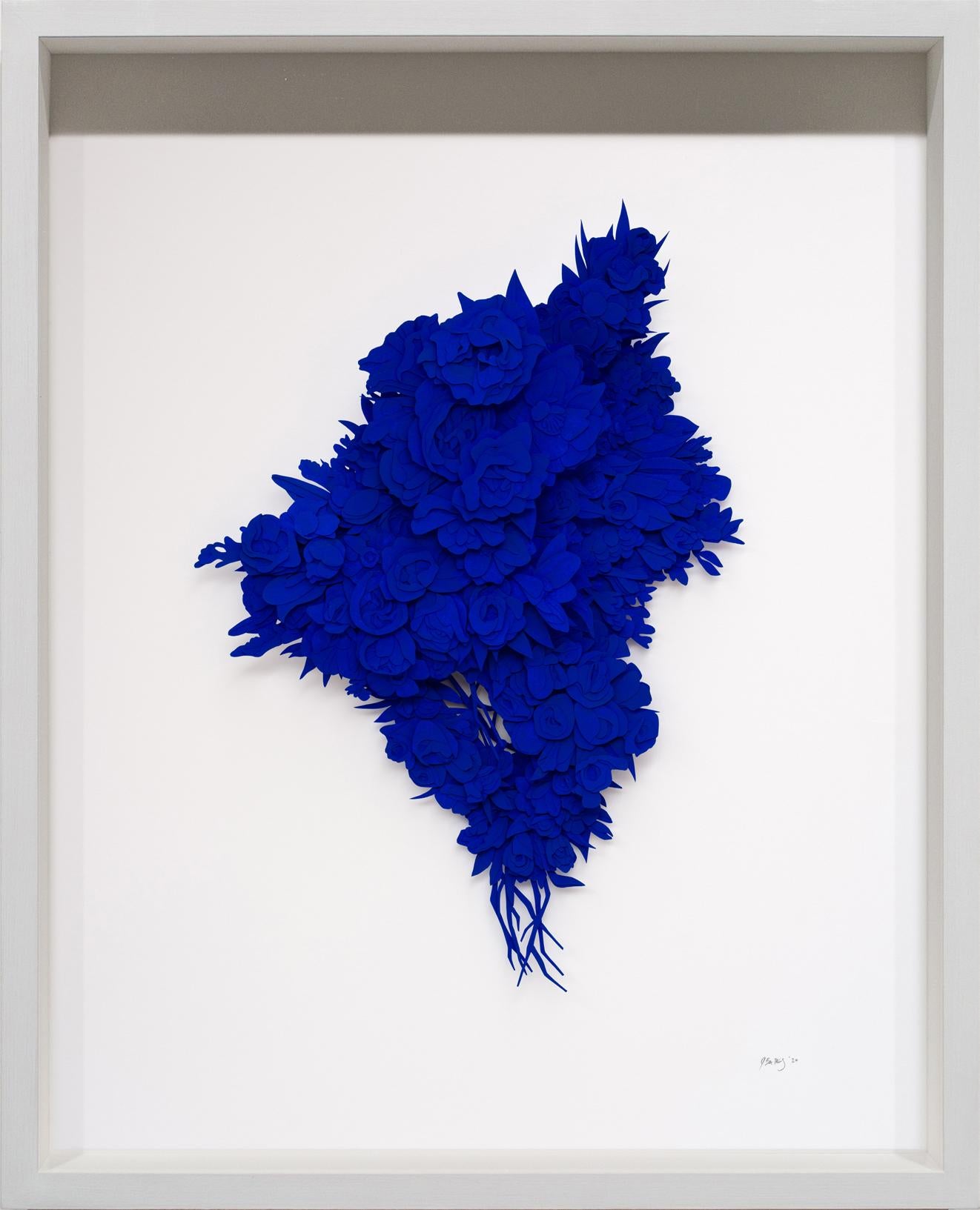 « Explosion #11 », sculpture de fleurs en papier taillé bleu cobalt, œuvre d'art florale