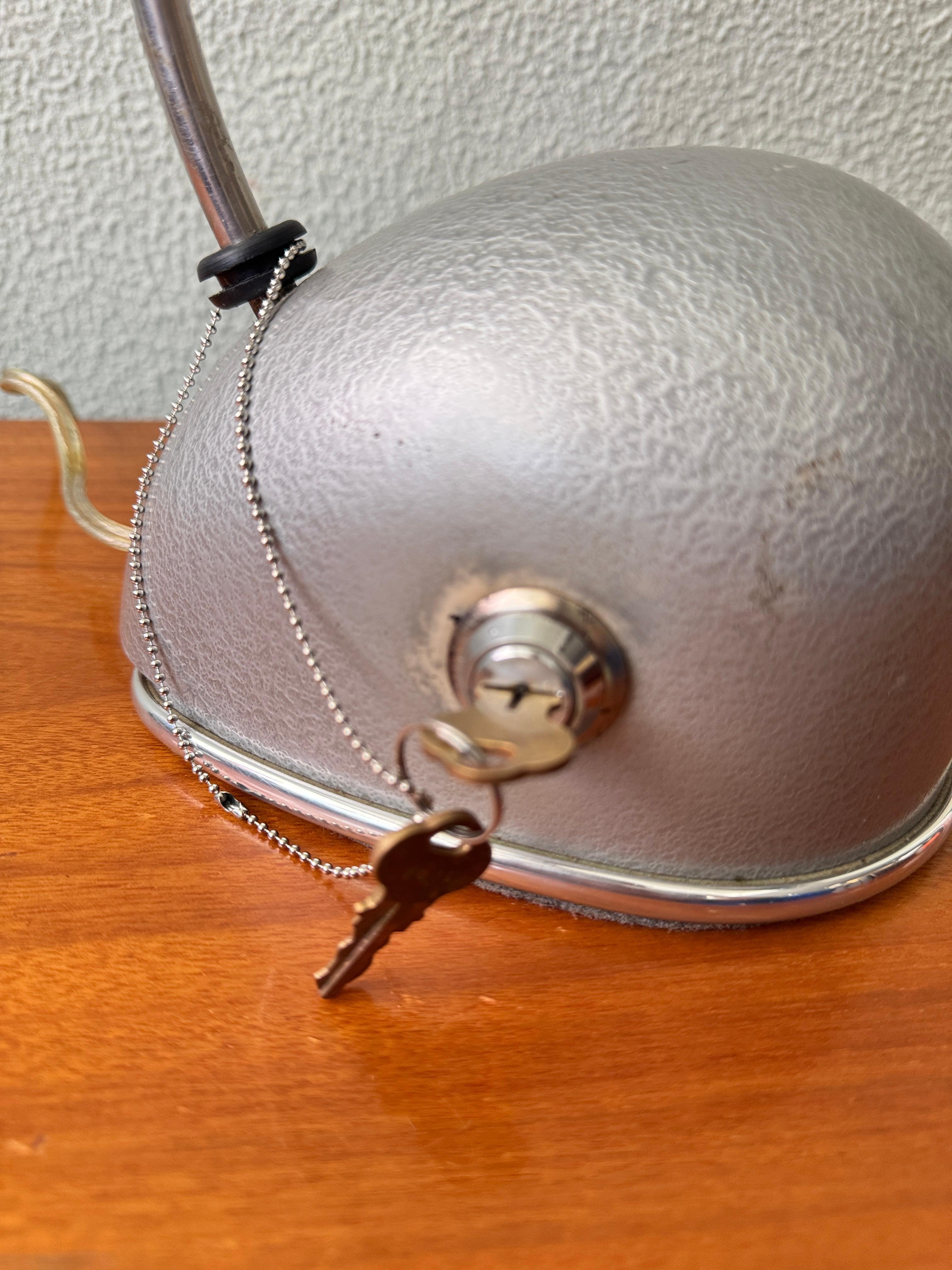 Lampe de table en verre et acier Gunmetal, Joey Manic, années 1990 en vente 9