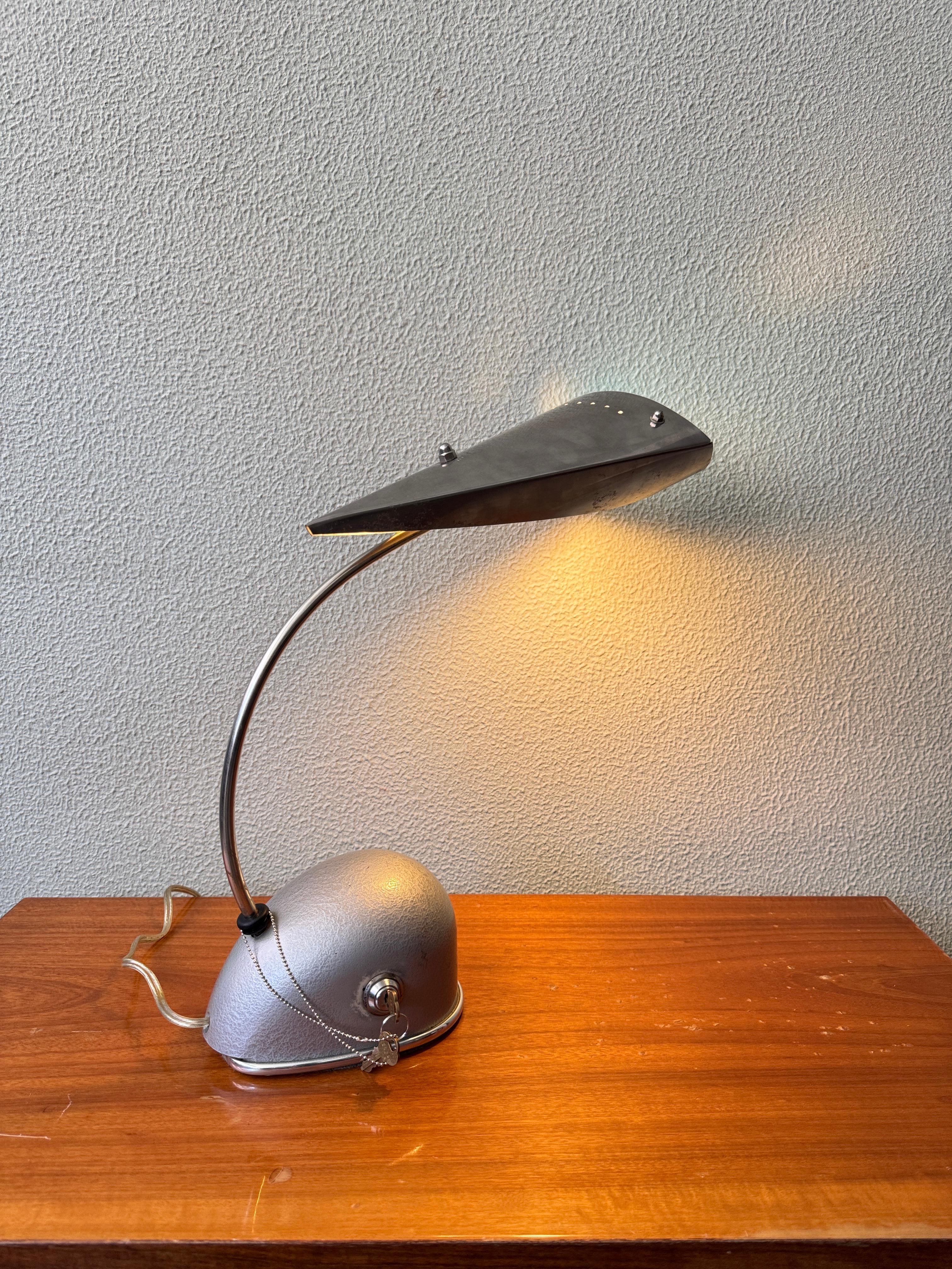 20ième siècle Lampe de table en verre et acier Gunmetal, Joey Manic, années 1990 en vente