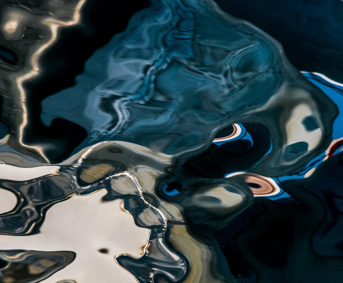 Abstract Photograph de Joey Tranchina - Mascota azul