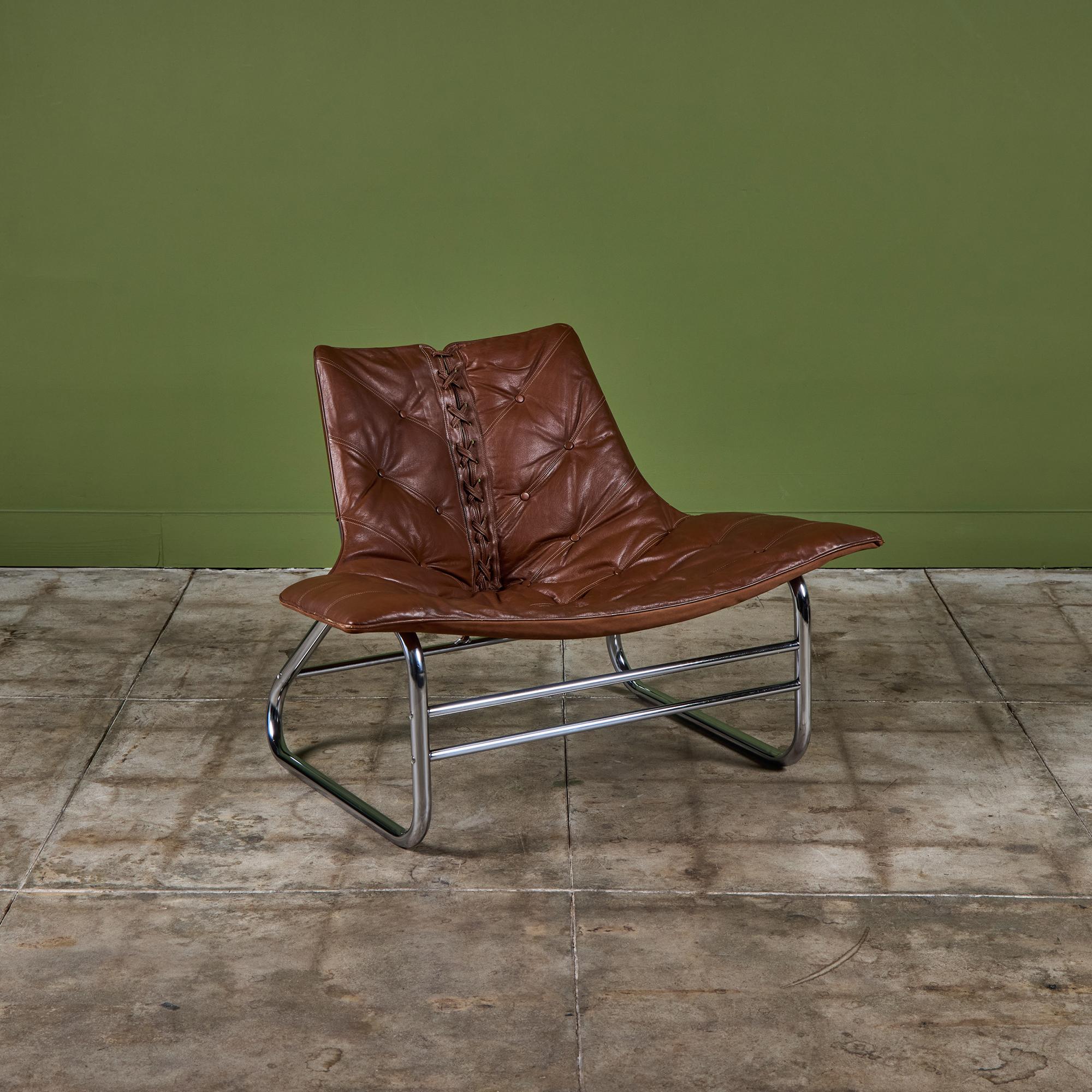 Chaise longue de Johan Bertil Häggström pour Swed-Form c.1970, Suède. La chaise est dotée d'une structure en acier inoxydable chromé et d'une large assise en cuir scoop. Le dossier est corseté au milieu et noué à l'arrière avec un détail touffeté