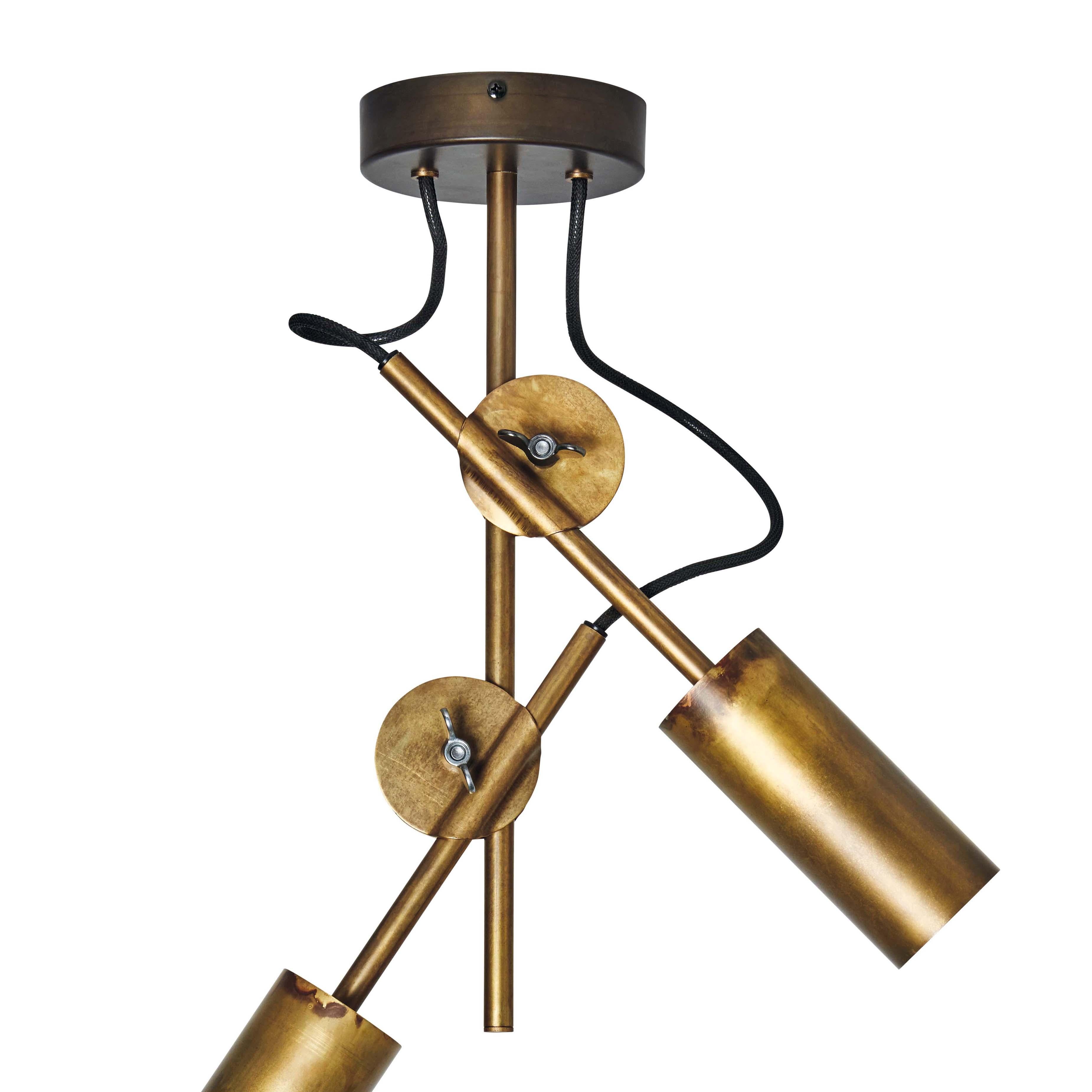 Lámpara de techo modelo 3452-6 STAV SPOT 2 diseñada por Johan Carpner y fabricada por Konsthantverk.

La producción de lámparas, apliques y lámparas de pie se realiza de forma artesanal con los mismos materiales y técnicas que los primeros
