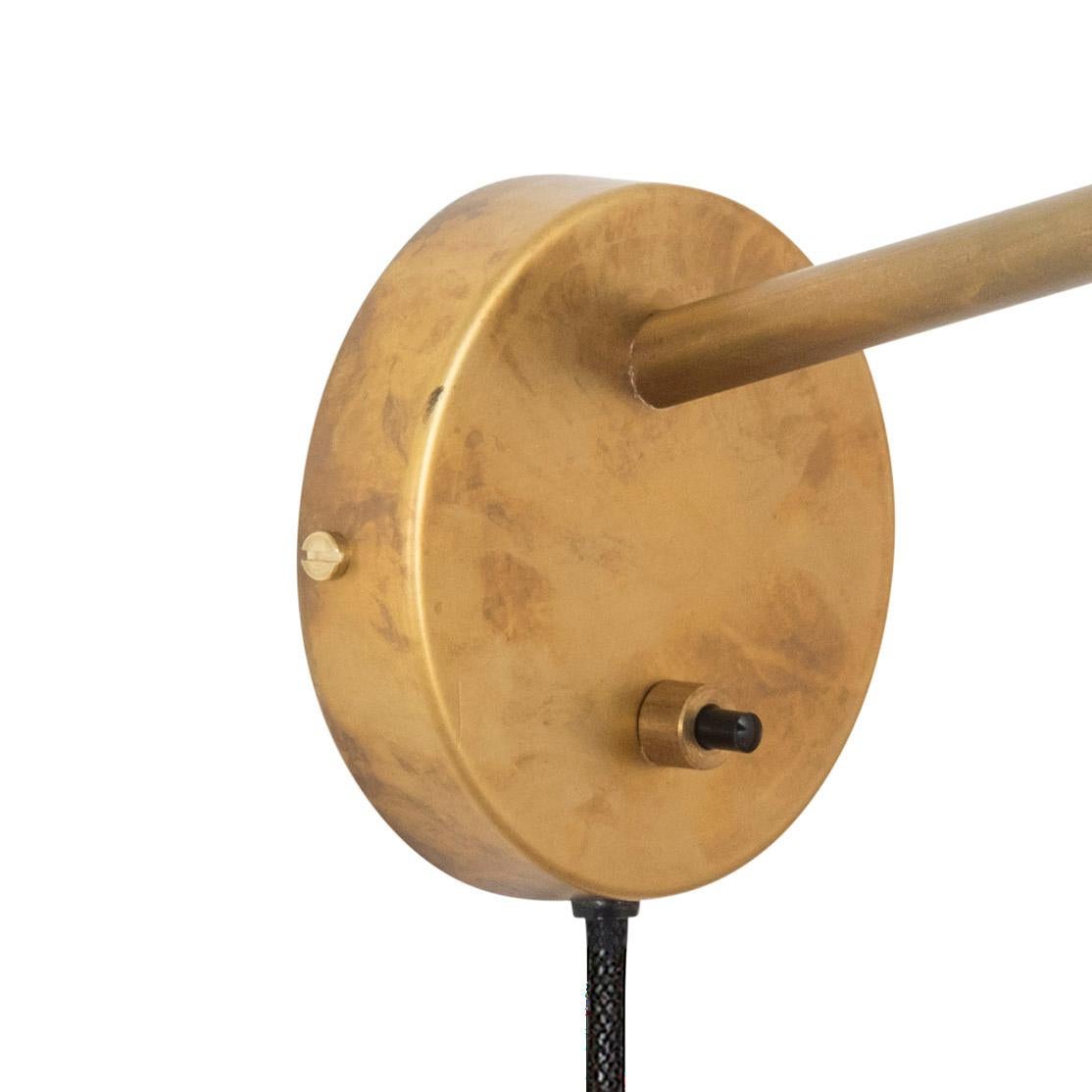 Svedese Johan Carpner Grenverk Lampada da parete corta in ottone grezzo di Konsthantverk in vendita