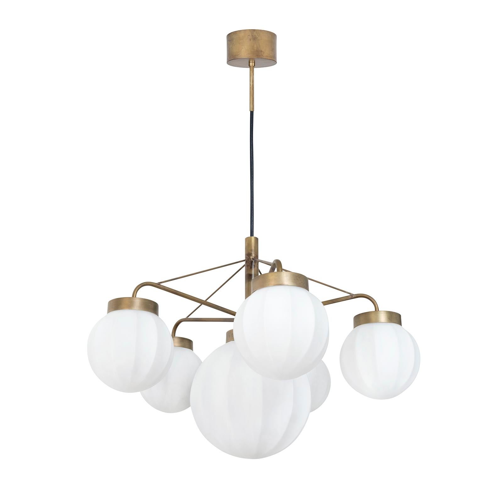 Plafonnier modèle Klyfta 6L conçu par Johan Carpner et fabriqué par Konsthantverk.

La production des lampes, des appliques et des lampadaires est réalisée de manière artisanale avec les mêmes matériaux et techniques que les premiers