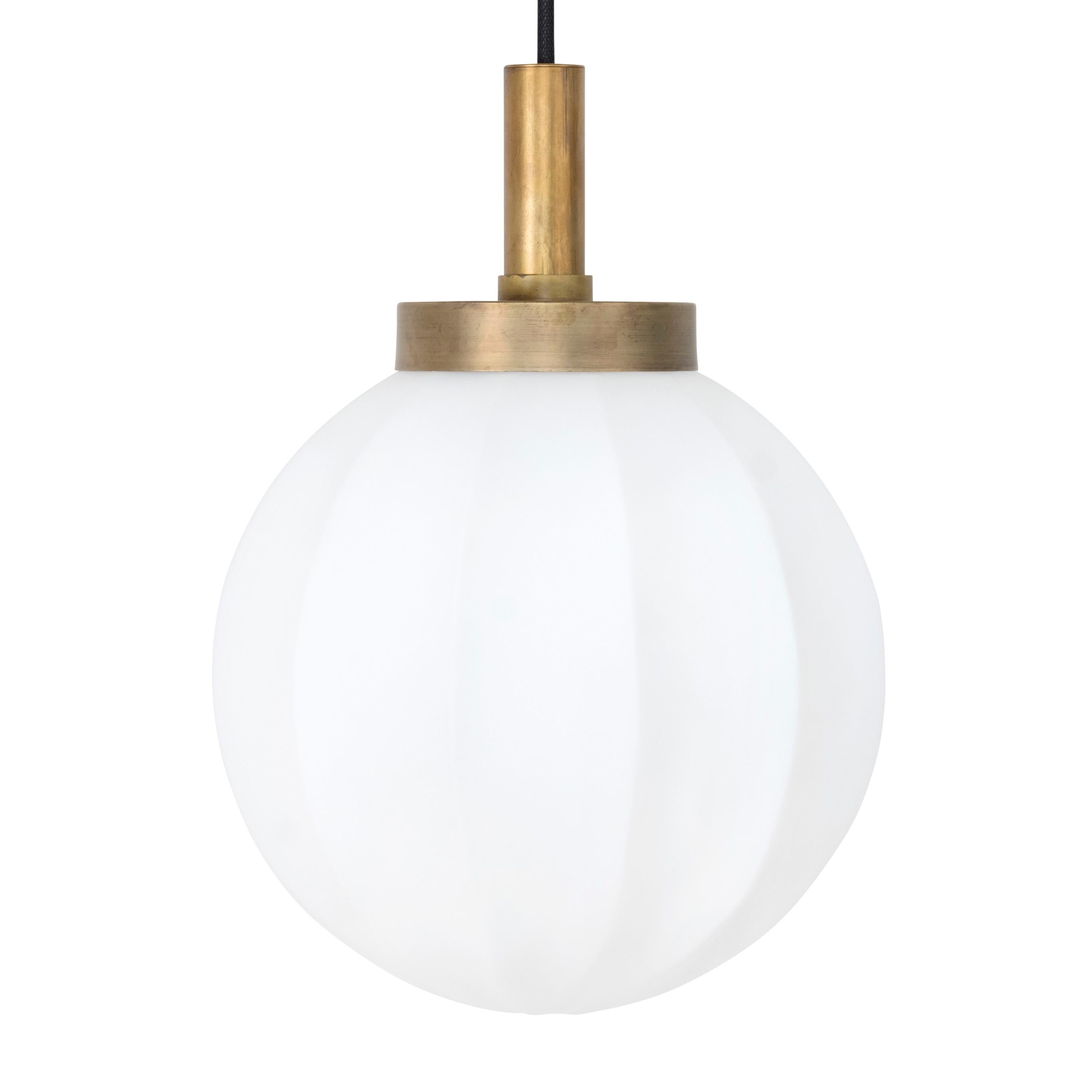 Lampada da soffitto modello Klyfta disegnata da Johan Carpner e prodotta da Konsthantverk.

La produzione di lampade, applique e piantane è realizzata con tecniche artigianali e con gli stessi materiali e tecniche dei primi modelli.

Materiali e