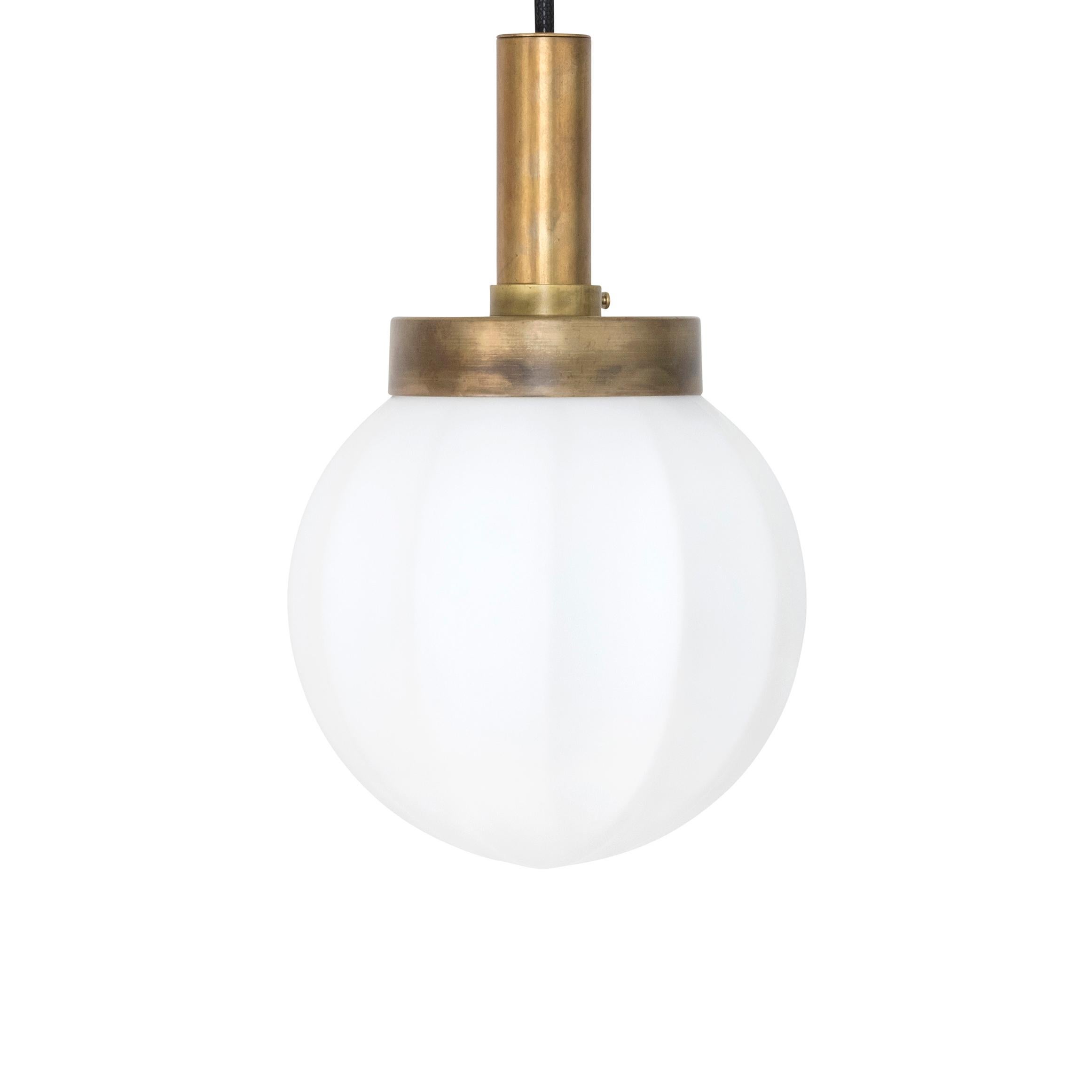 Deckenleuchte Modell Klyfta, entworfen von Johan Carpner und hergestellt von Konsthantverk.

Die Herstellung der Lampen, Wandleuchten und Stehlampen erfolgt in handwerklicher Weise mit den gleichen Materialien und Techniken wie bei den ersten