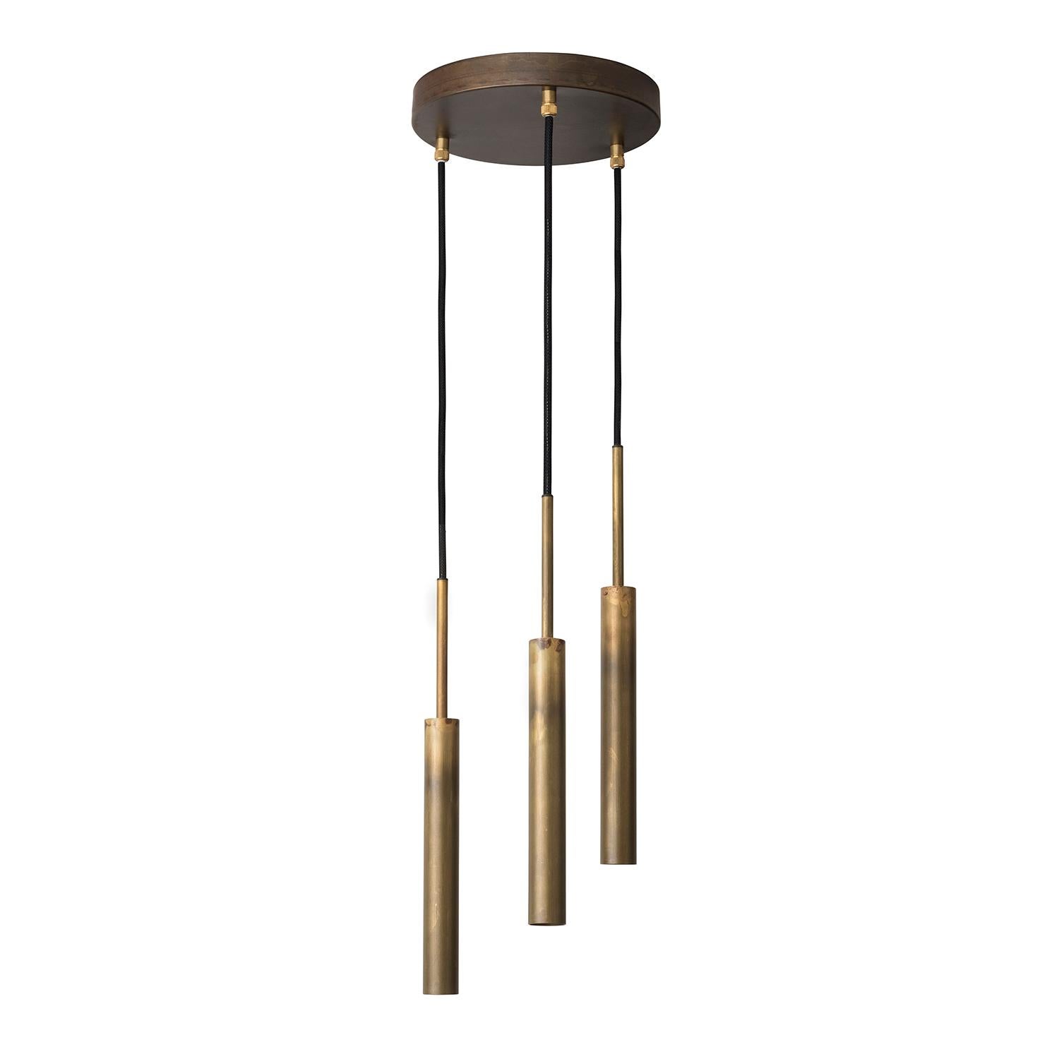 Plafonnier modèle Stav 3 conçu par Johan Carpner et fabriqué par Konsthantverk.

La production des lampes, des appliques et des lampadaires est réalisée de manière artisanale avec les mêmes matériaux et techniques que les premiers