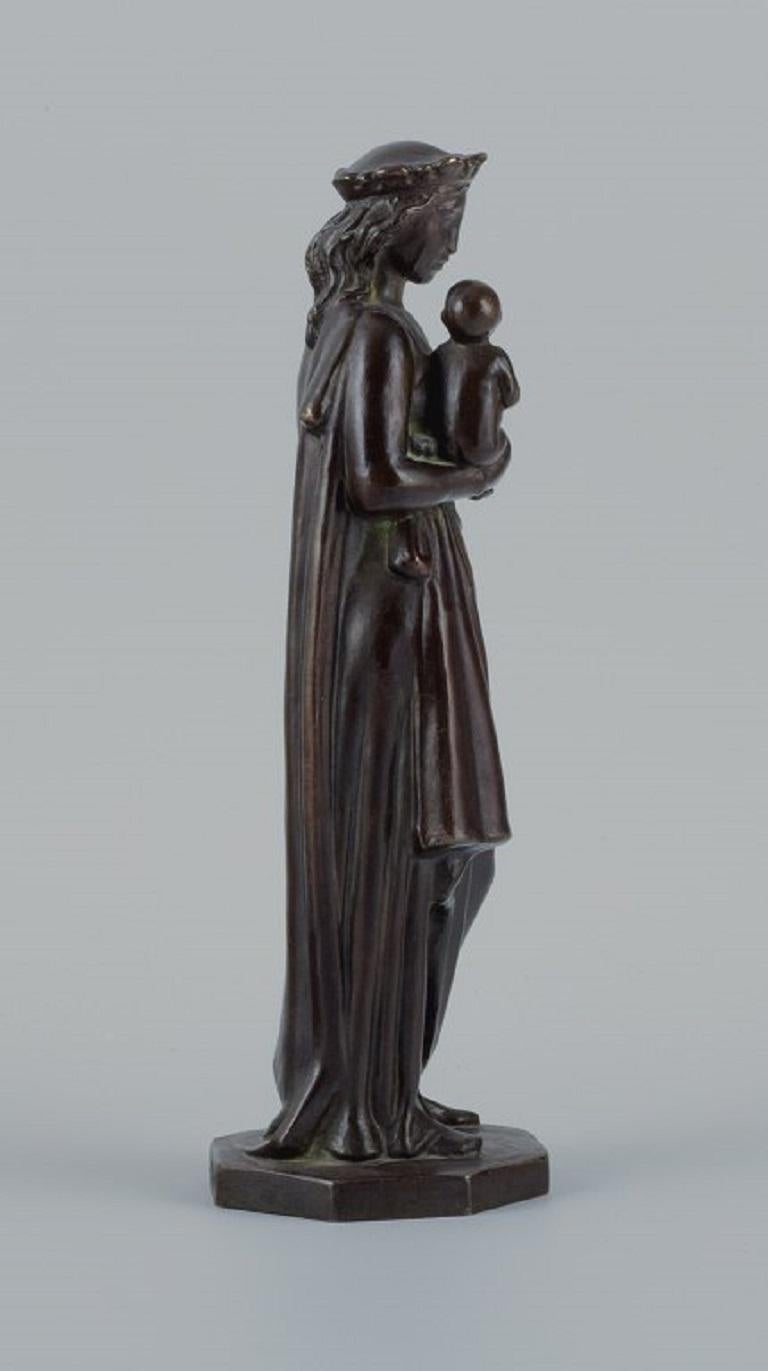 Johan G. C. Galster (1910-1997) Dänischer Bildhauer.
Bronzefigur der Jungfrau Maria mit Kind.
Zweite Hälfte des 20. Jahrhunderts.
In ausgezeichnetem Zustand mit feiner Patina.
Abmessungen: H 26,0 x T 8,0 cm.