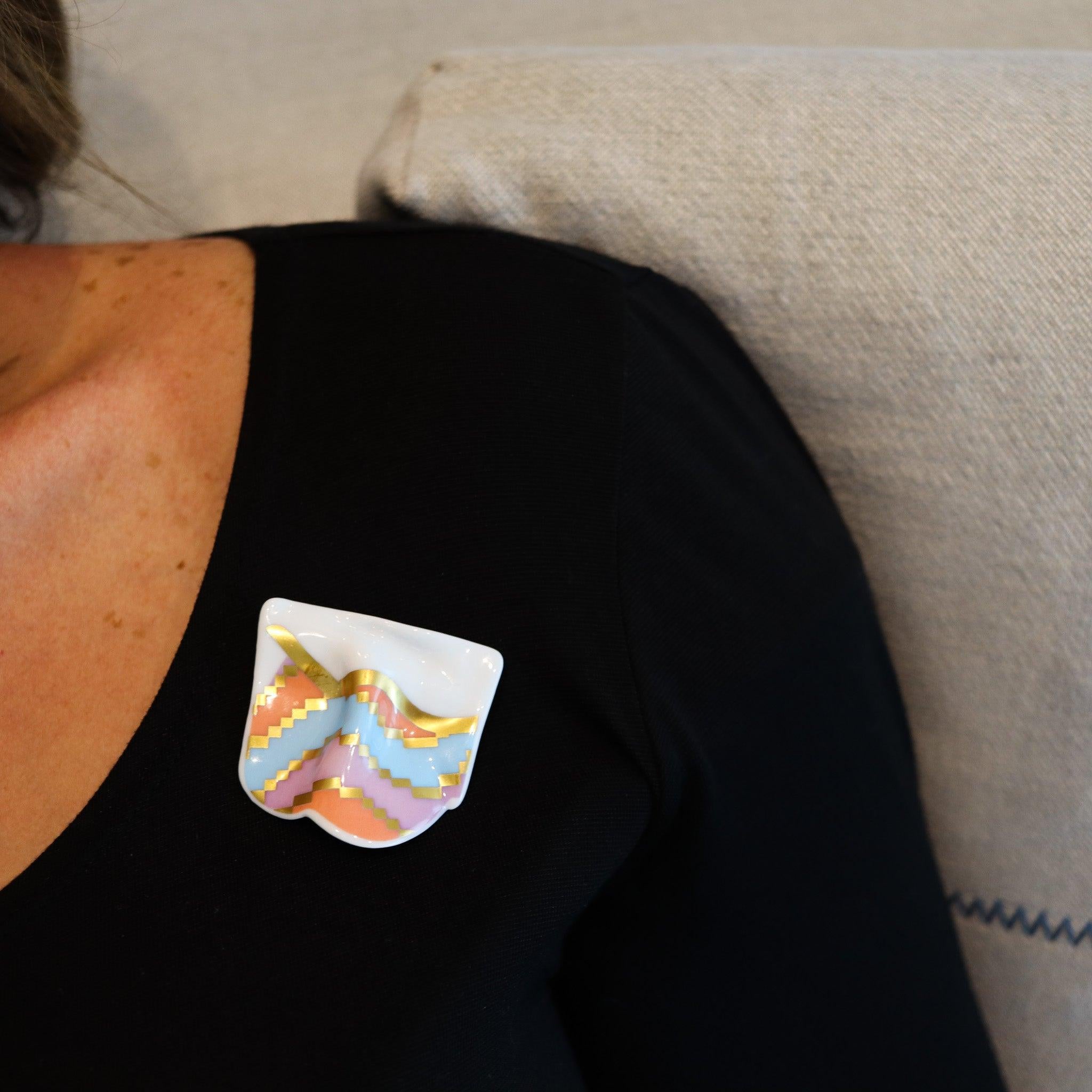 Broche de porcelana diseñado por Johan Gerard van Loon para Rosenthal.

Se trata de un broche escultórico muy poco habitual, diseñado por el artista holandés Johan Gerard Van Loon y fabricado por la empresa alemana de porcelana Rosenthal, allá por