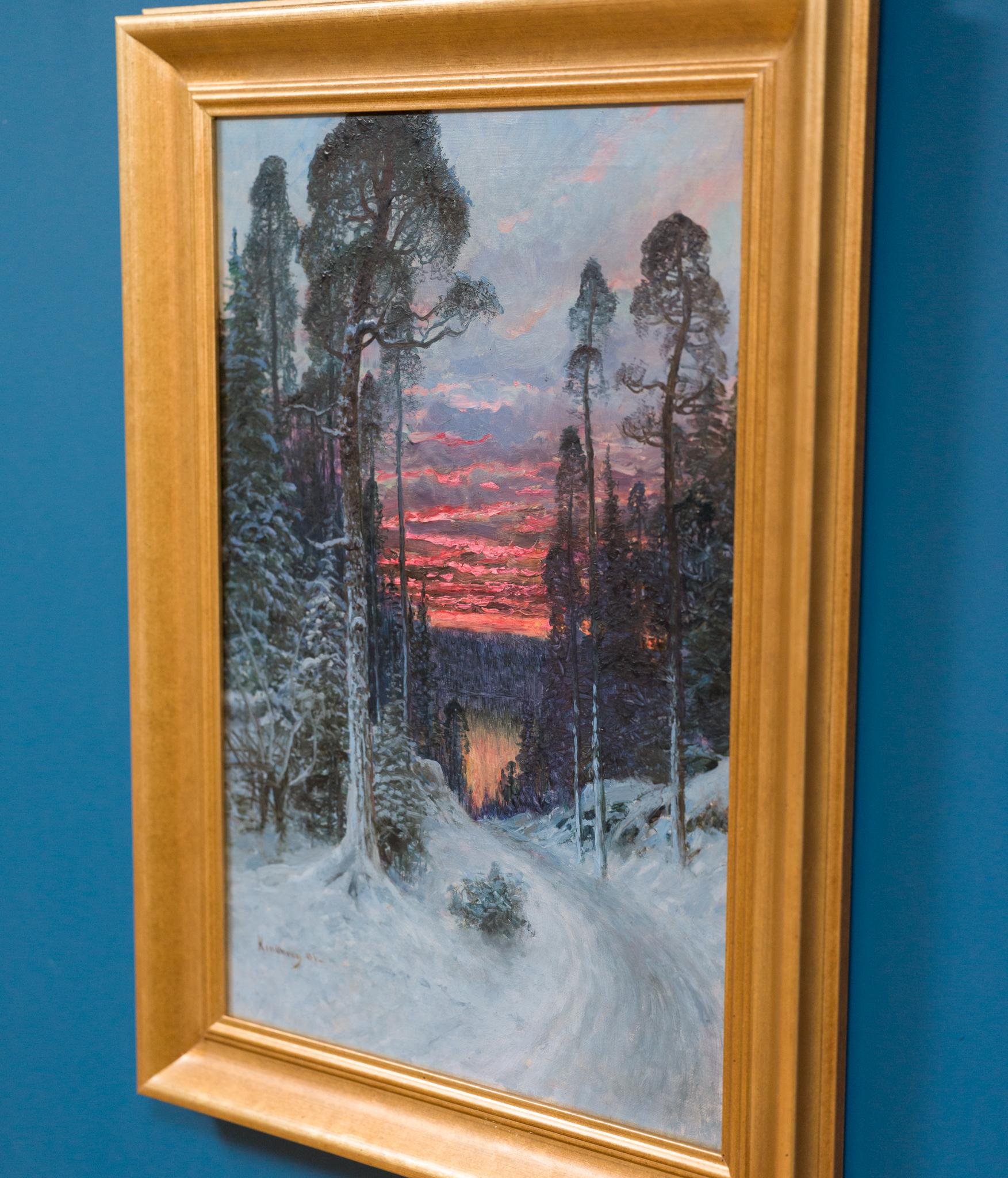 Strada forestale innevata al tramonto: una rara scena di inverno nordico in vendita 3