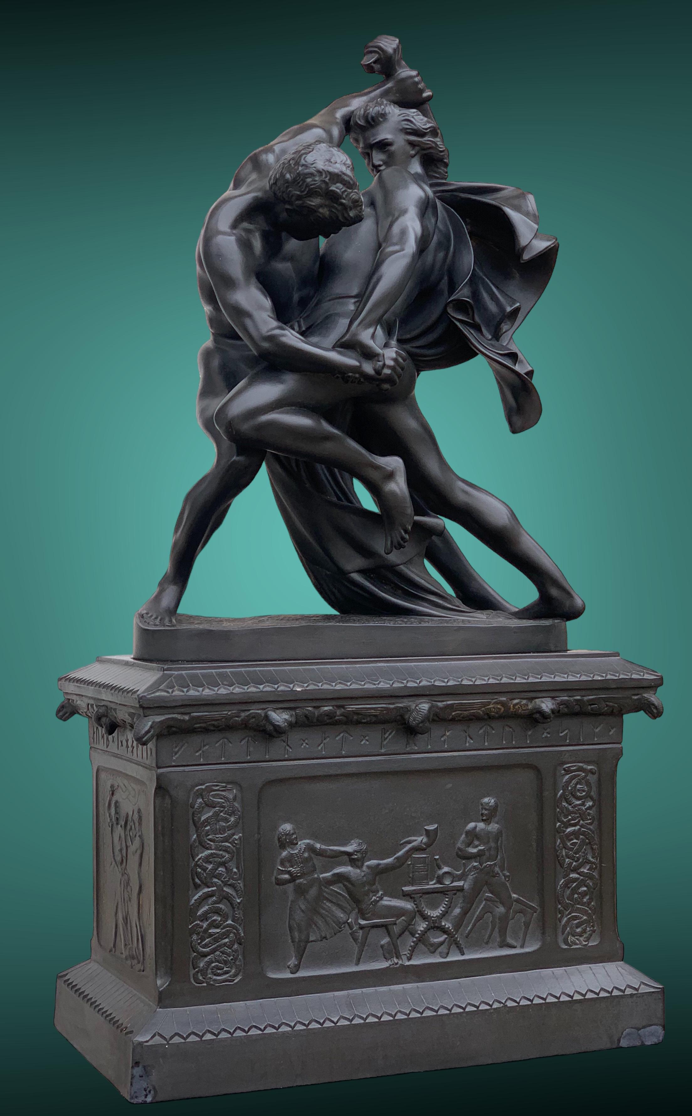 Rare et imposante réduction de la célèbre statue de JP Molin, inaugurée en 1867 devant le musée national de Stockholm.
Cette version en grès émaillé noir a été produite par la Manufacture Hjorth de l'île de Bornholm. 
Les 