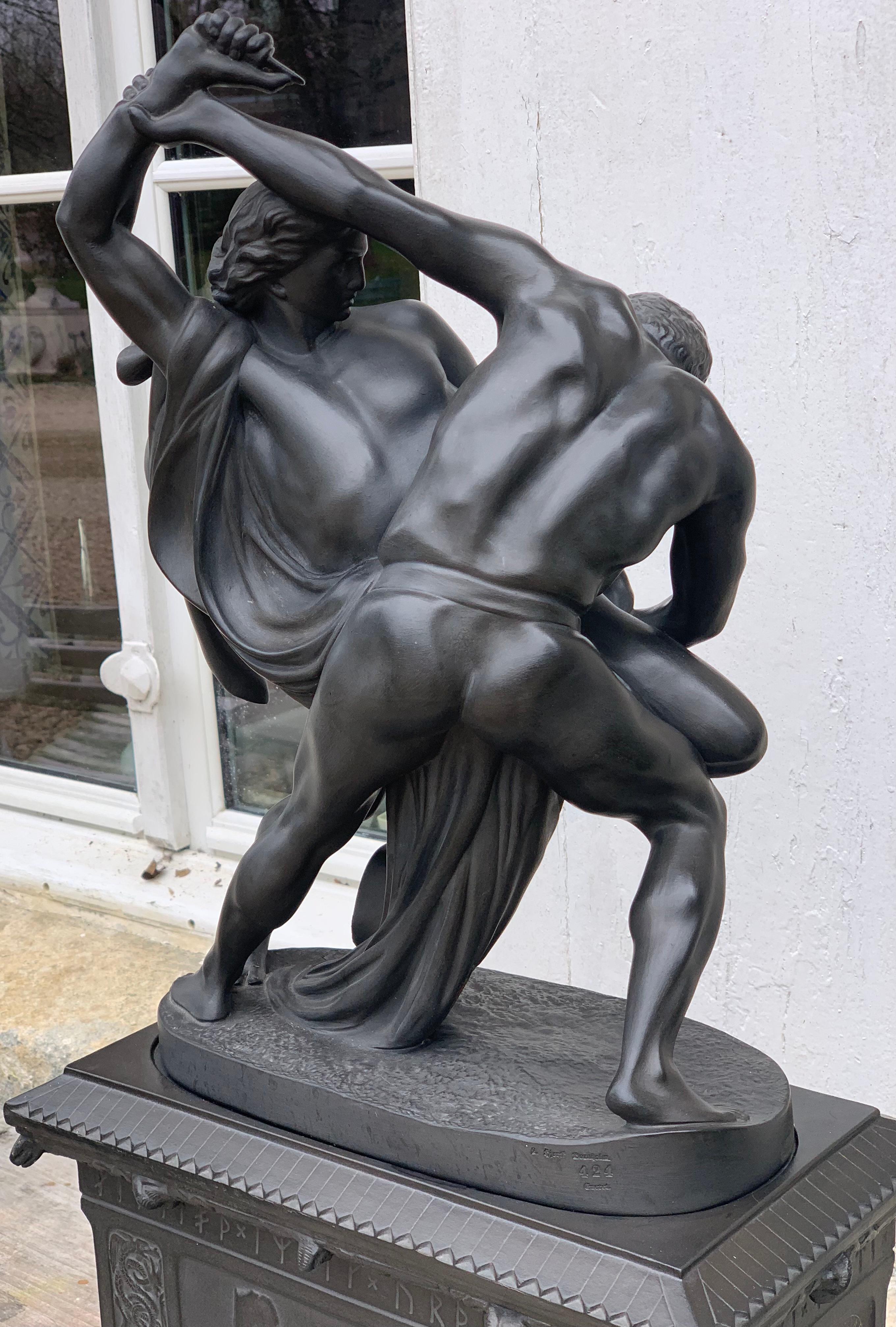 Seltene und imposante Verkleinerung der berühmten Statue von JP Molin, die 1867 vor dem Nationalmuseum in Stockholm eingeweiht wurde.
Diese Version aus schwarz emailliertem Steingut wurde von der Manufaktur Hjorth auf der Insel Bornholm hergestellt.