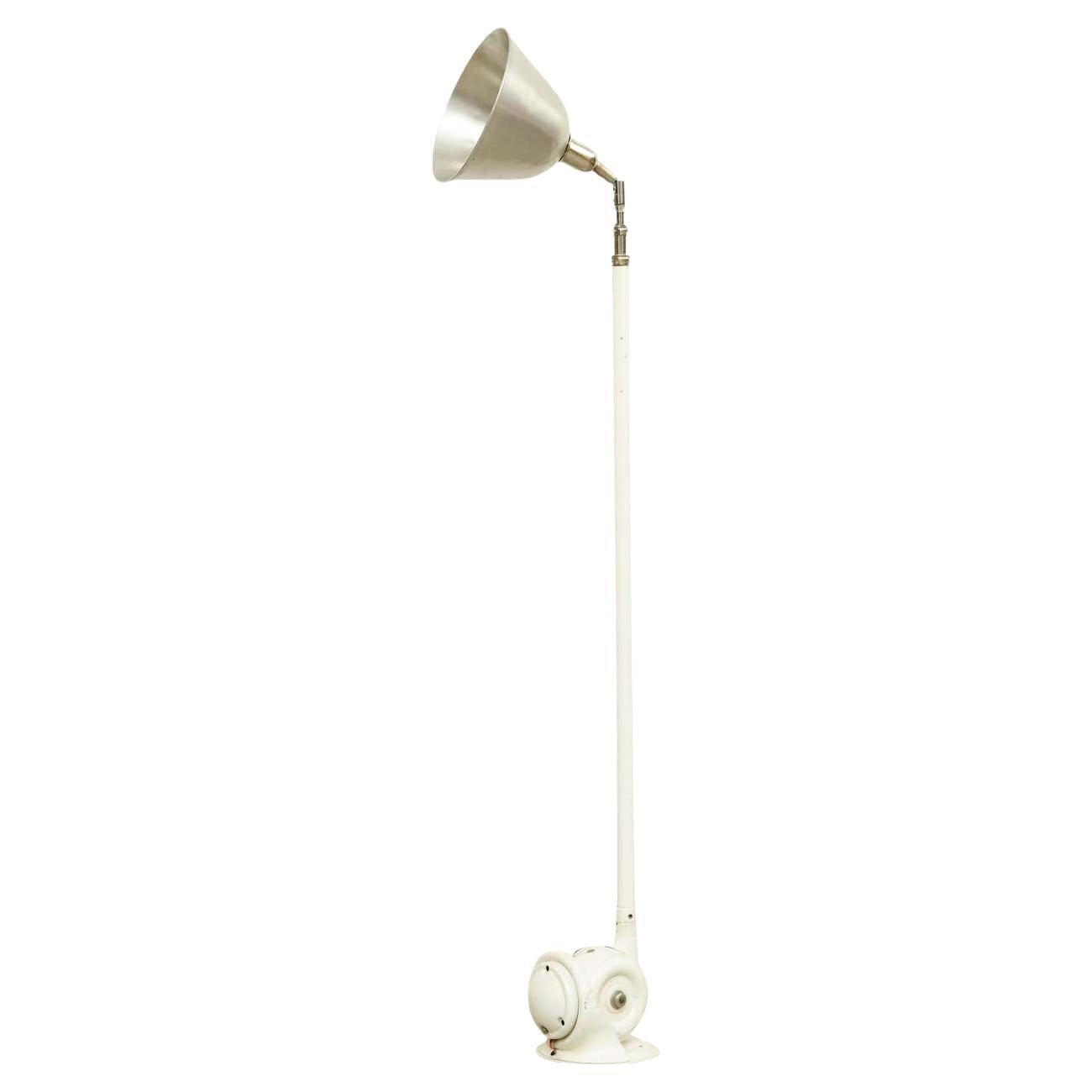 Lampada da parete vintage di Johan Petter Johansson - Design svedese anni '30  Alluminio e acciaio originale

Questa splendida lampada da parete, disegnata da Johan Petter Johansson e prodotta da Triplex (Svezia) negli anni '30, è un pezzo unico