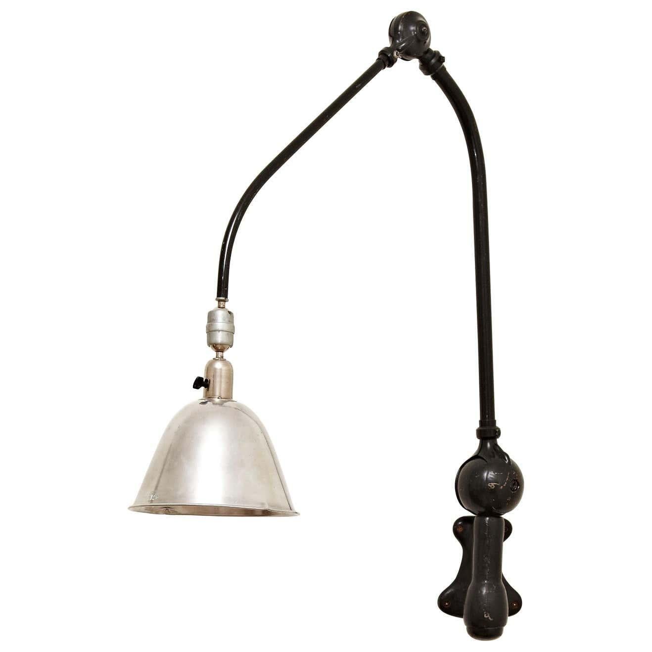 Suédois Johan Petter Johansson Lampe murale industrielle Triplex en métal vert, circa 1930 en vente