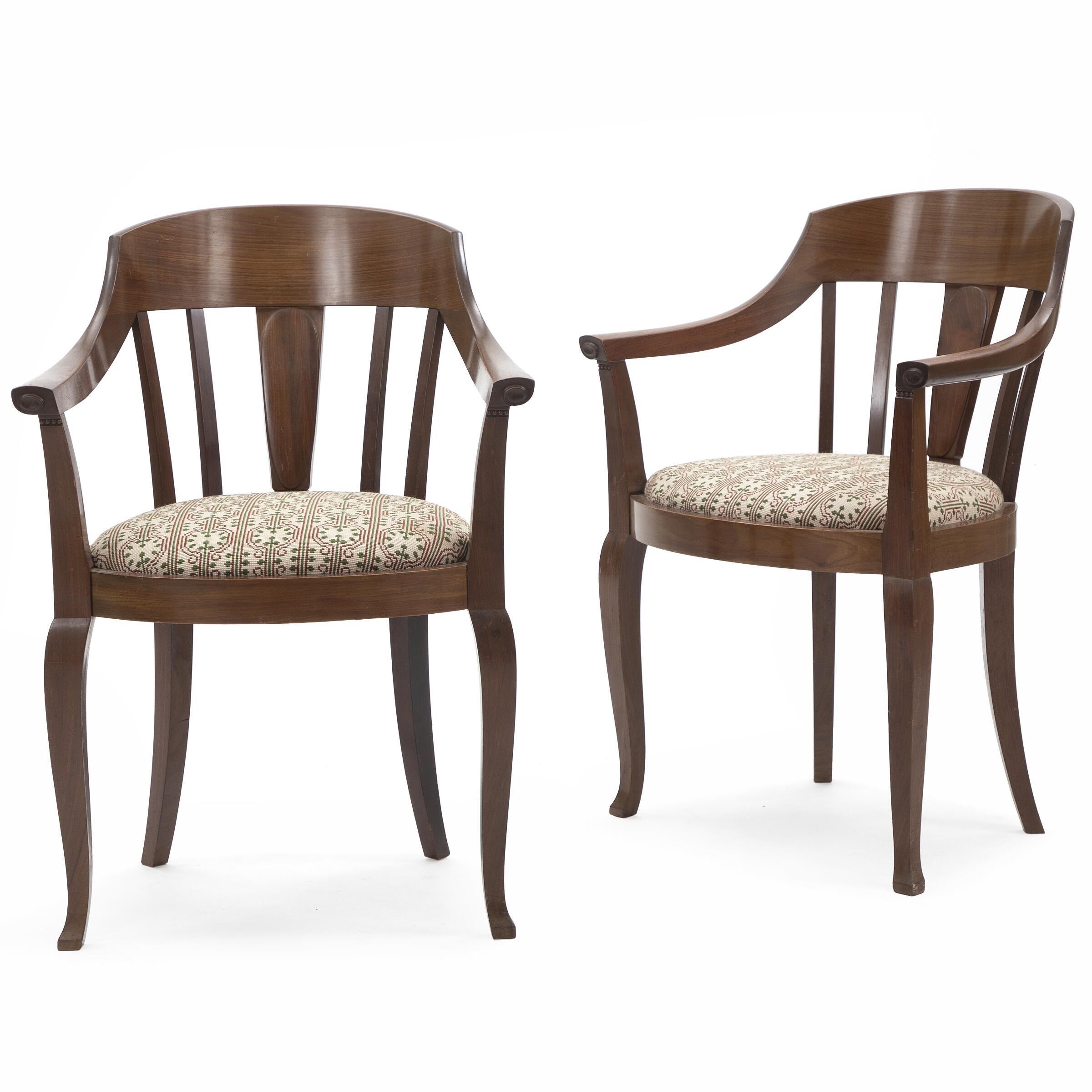 Johan Rohde Ein Paar Stühle mit Mahagonirahmen. Sitz mit bestickter Wolle gepolstert. Aufgeführt ca. 1900-10.

Mirjam Gelfer-Jørgensen schreibt in ihrem bahnbrechenden Buch 