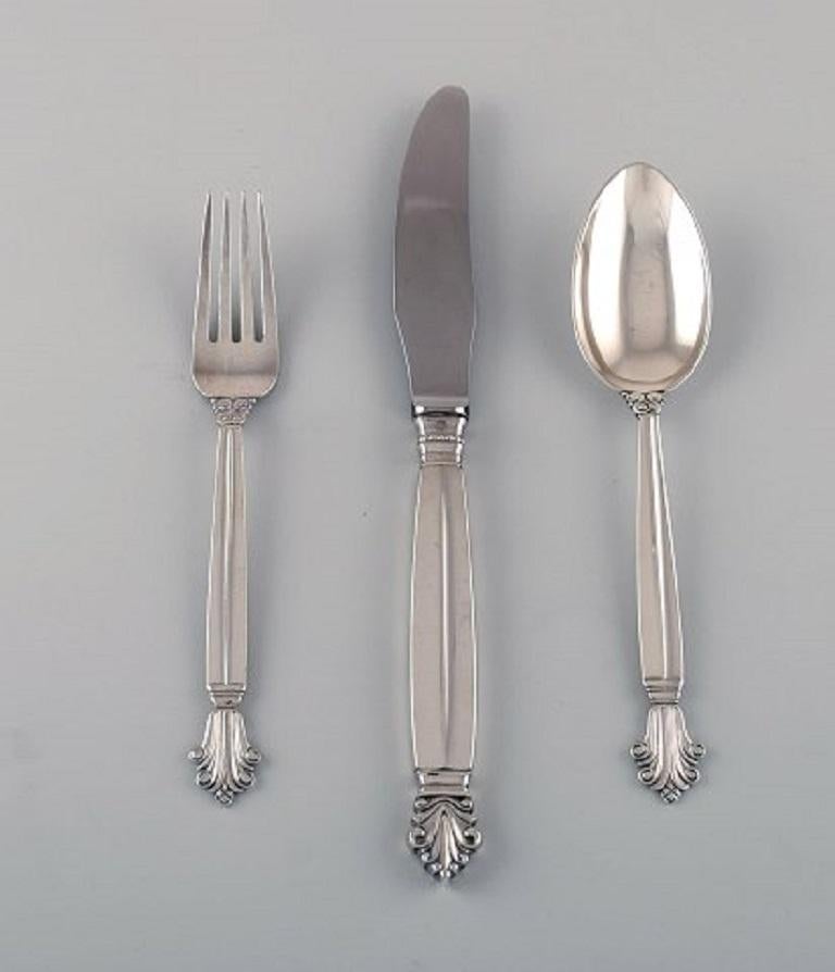 Johan Rohde for Georg Jensen. Acanthus dinner service for six people in sterling silver.
Consisting of six dinner knives, six dinner forks, and six tablespoons.
Dinner knife length: 23 cm.
Different stamps - 1930s-1950s.
In excellent condition.