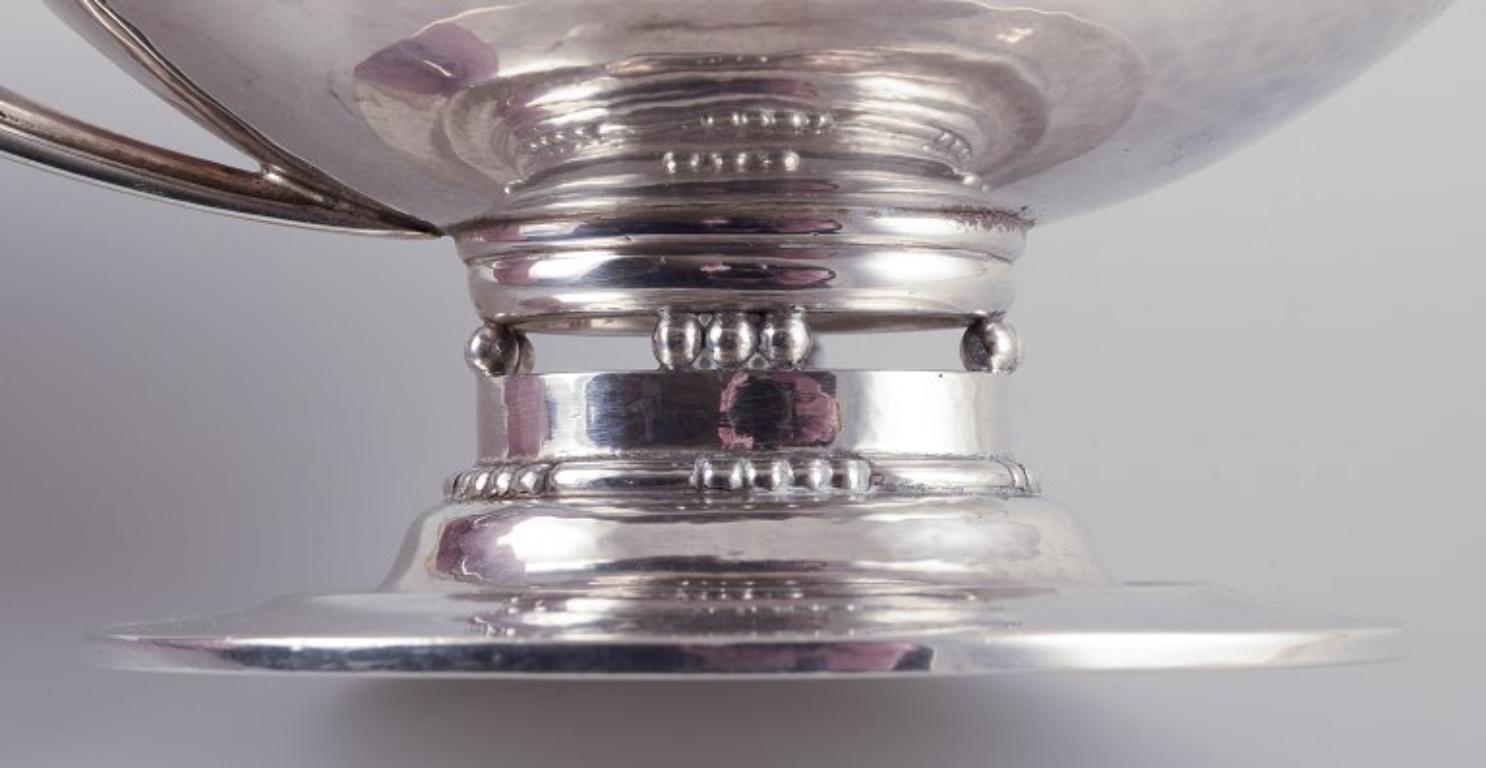 20ième siècle Johan Rohde pour Georg Jensen. Saucière en argent sterling. en vente