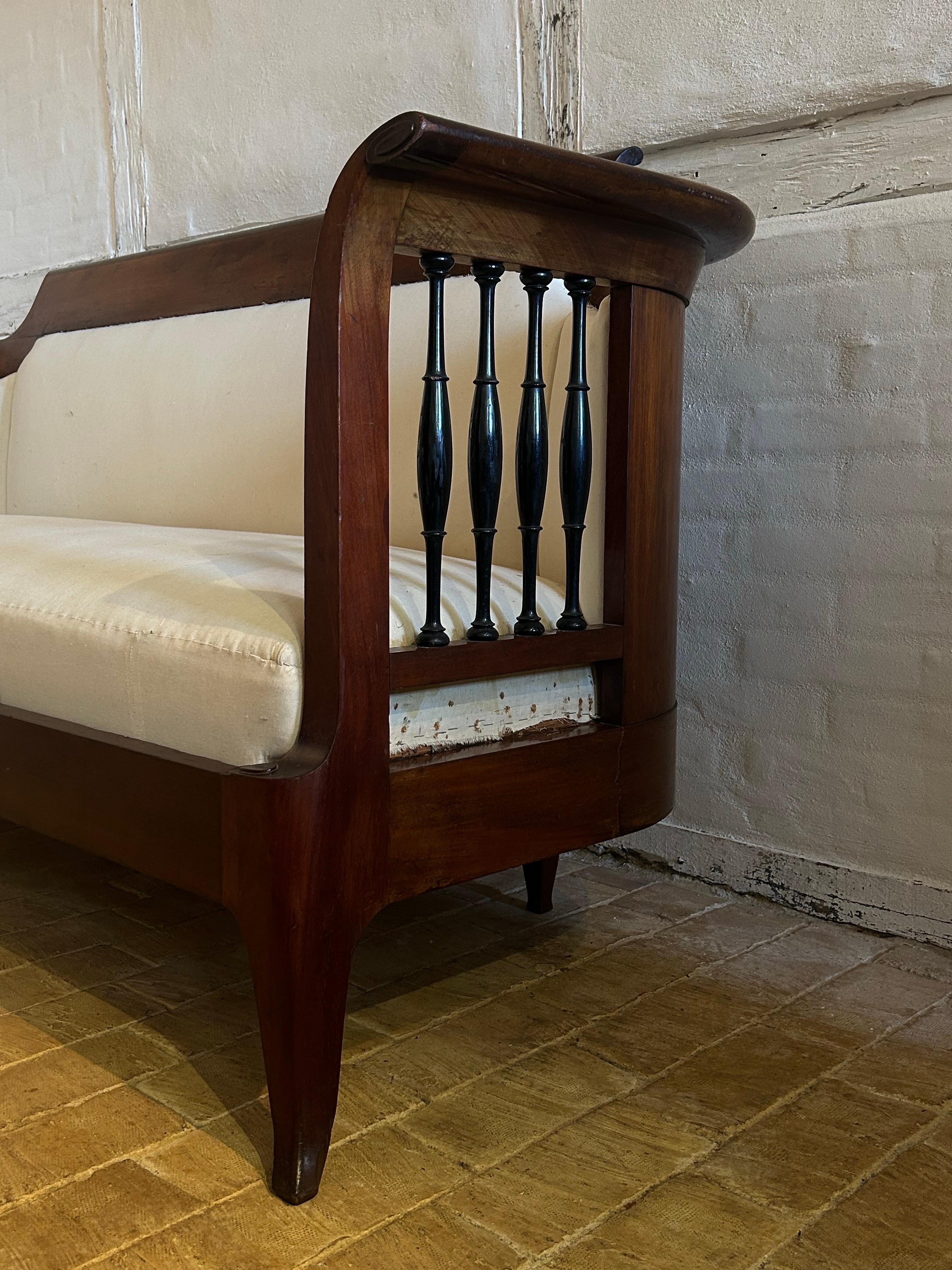 Johan Rohde Sofa aus Mahagoni und schwarz ebonisiertem Holz, Dänemark C.1910. (Dänisch) im Angebot