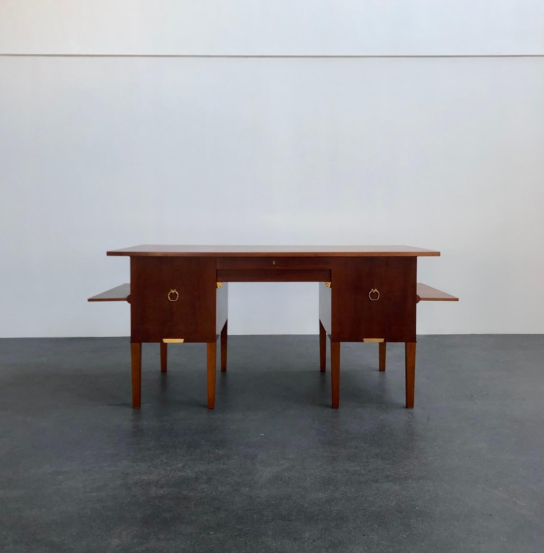 Johan Rohde Einzigartiger Schreibtisch aus Mahagoni und Messing (Skandinavische Moderne) im Angebot