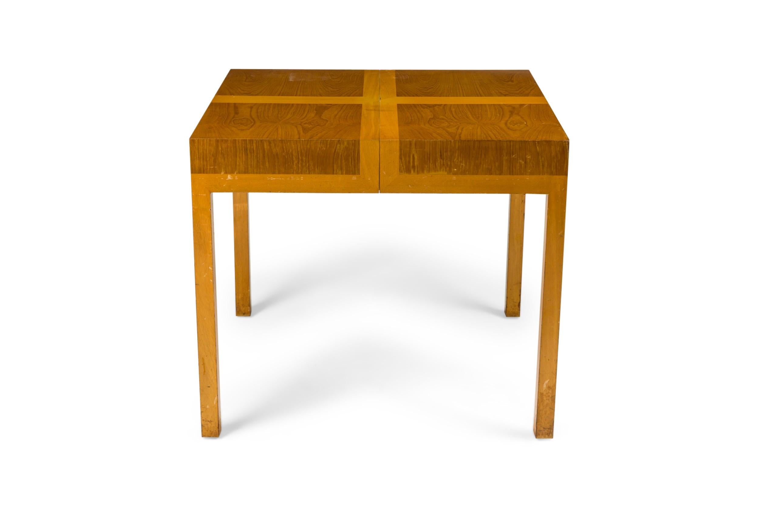 Table de jeu / salle à manger carrée américaine du milieu du siècle, avec un plateau en forme de 