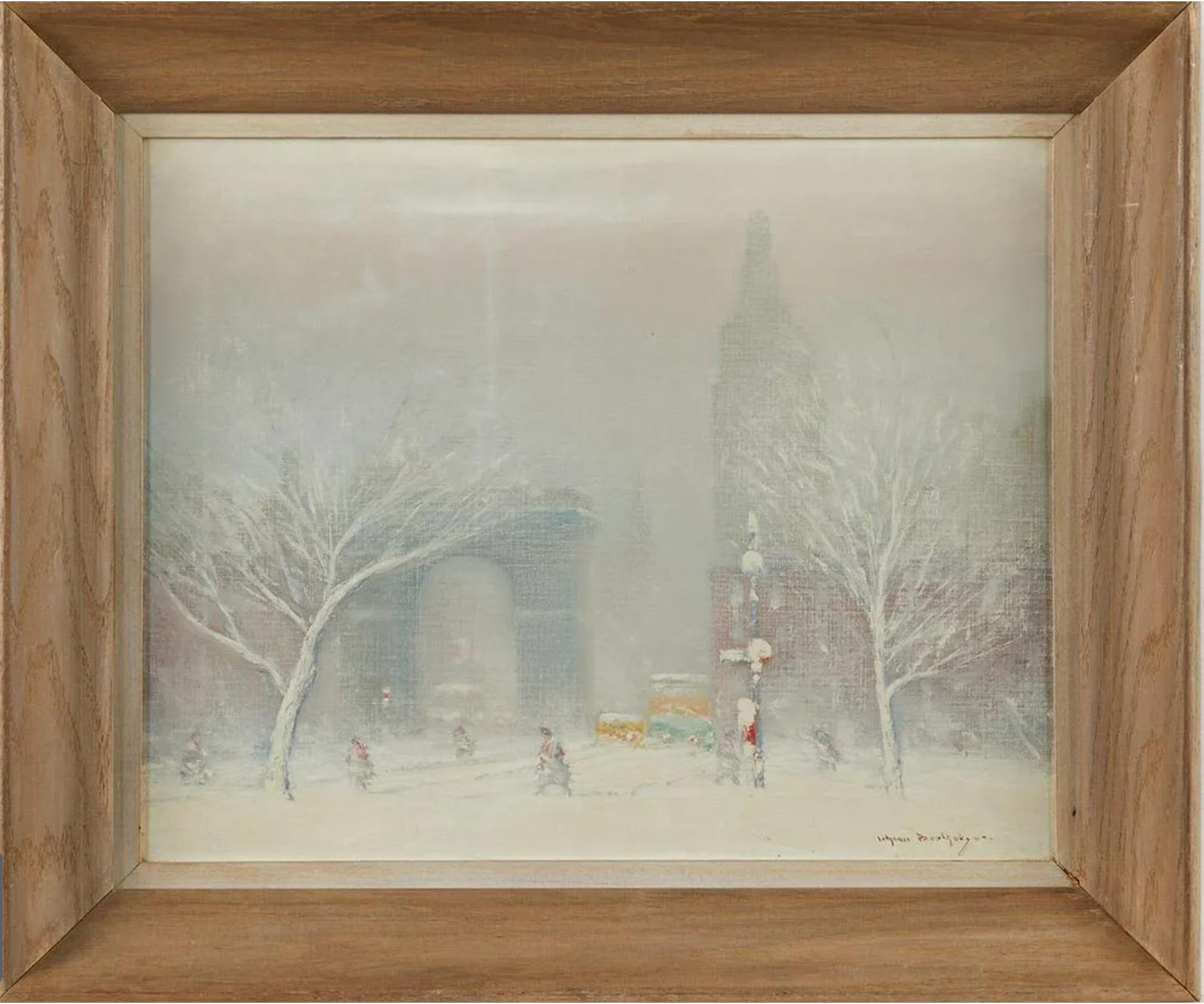 Peinture à l'huile sur toile intitulée "Winter in Washington Square, New York" représentant une paisible journée enneigée de 1952 dans l'un des parcs les plus appréciés de la ville. La composition est baignée d'une brume blanche alors que la neige