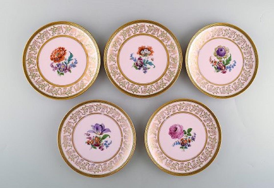 Johann Haviland Bavaria, Germany. 14 decorative plates in hand painted porcelain. Flowers on a pink background and gold decoration, 1930s.
Measures: 19.5 cm.
In very good condition.
Stamped.
   