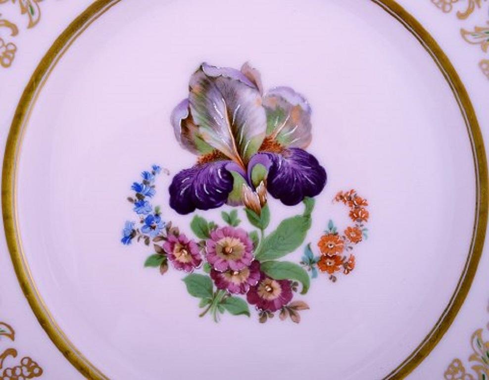 Johann Haviland Bavaria, Germany. Five large decorative plates in hand painted porcelain. Flowers on a pink background and gold decoration, 1930s.
Measures: 27 cm.
In very good condition.
Stamped.

  