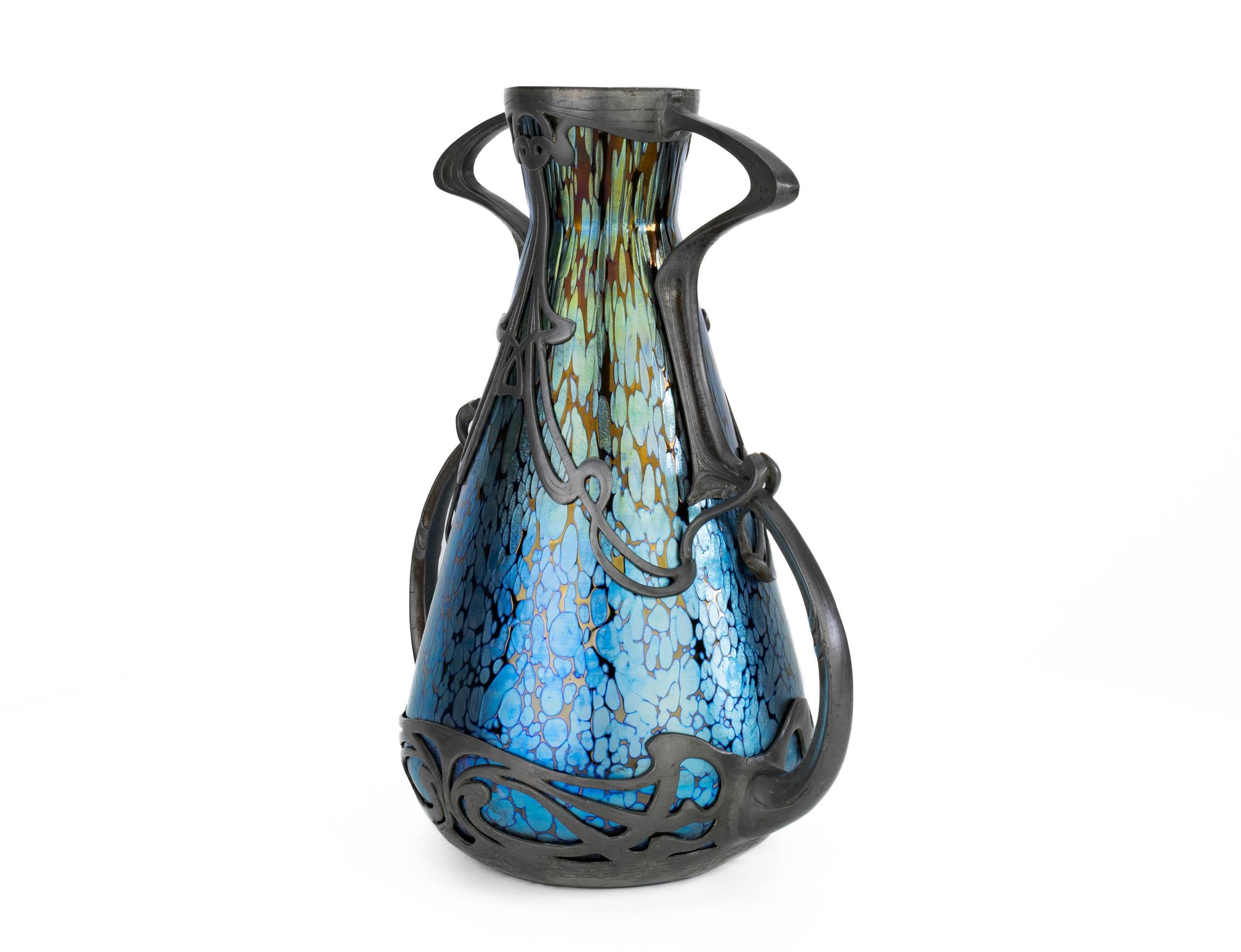 Diese Vase entstand in der Blütezeit des Jugendstils um 1900 - 1905 in einer Collaboration zwischen Johann Loetz Witwe aus dem österreichischen Bohemia und Boudon & Klähr aus Paris. Diese Kreation ist eine perfekte Verbindung von österreichischem