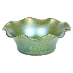 Johann Loetz, grand bol en verre d'art irisé vert papillon Witwe