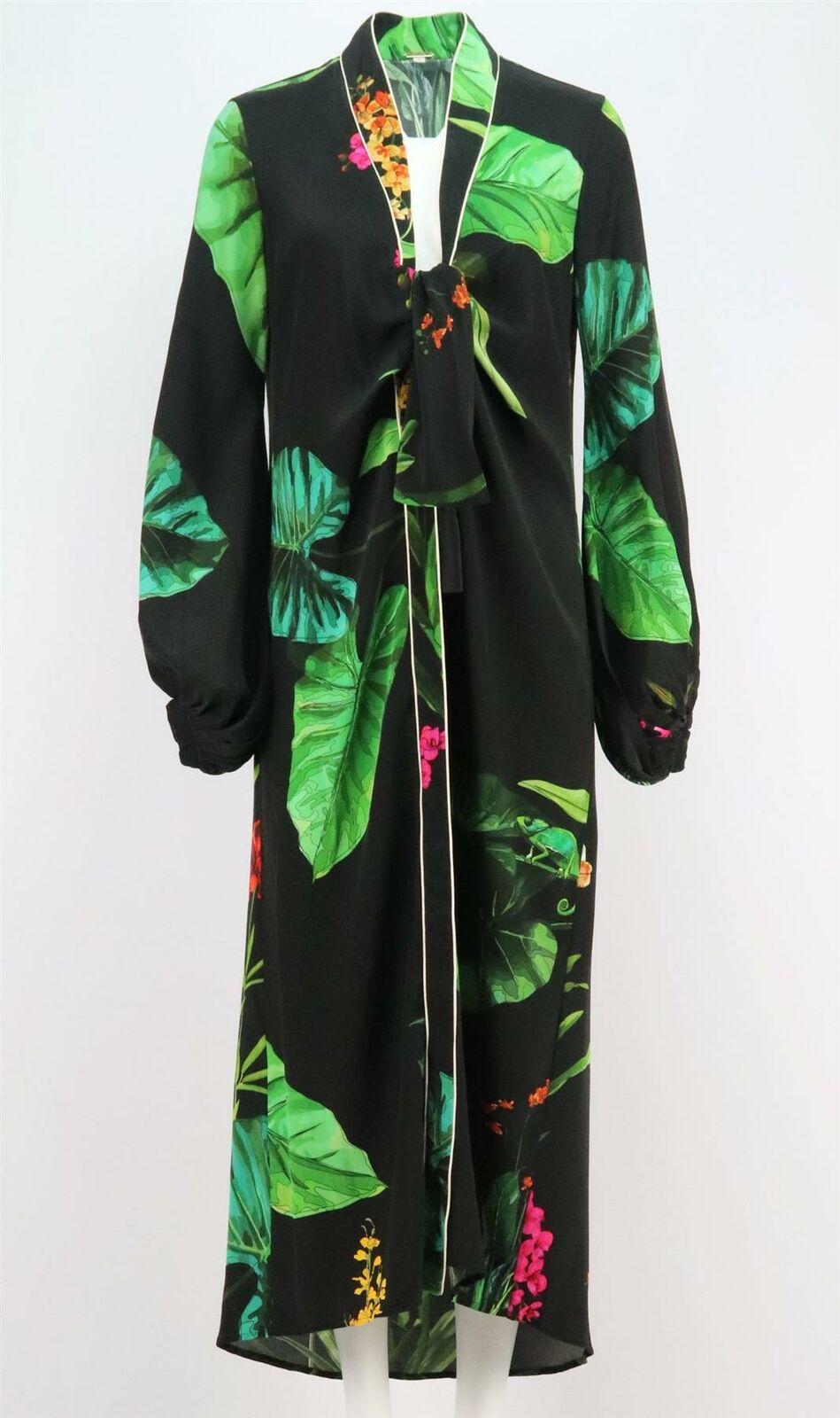 This ‘Kiribati’ kimono by Johanna Ortiz is the perfect marriage of fluid design and colourful detail, the tie-front style has been crafted from silk crêpe-de-chine and printed with a 